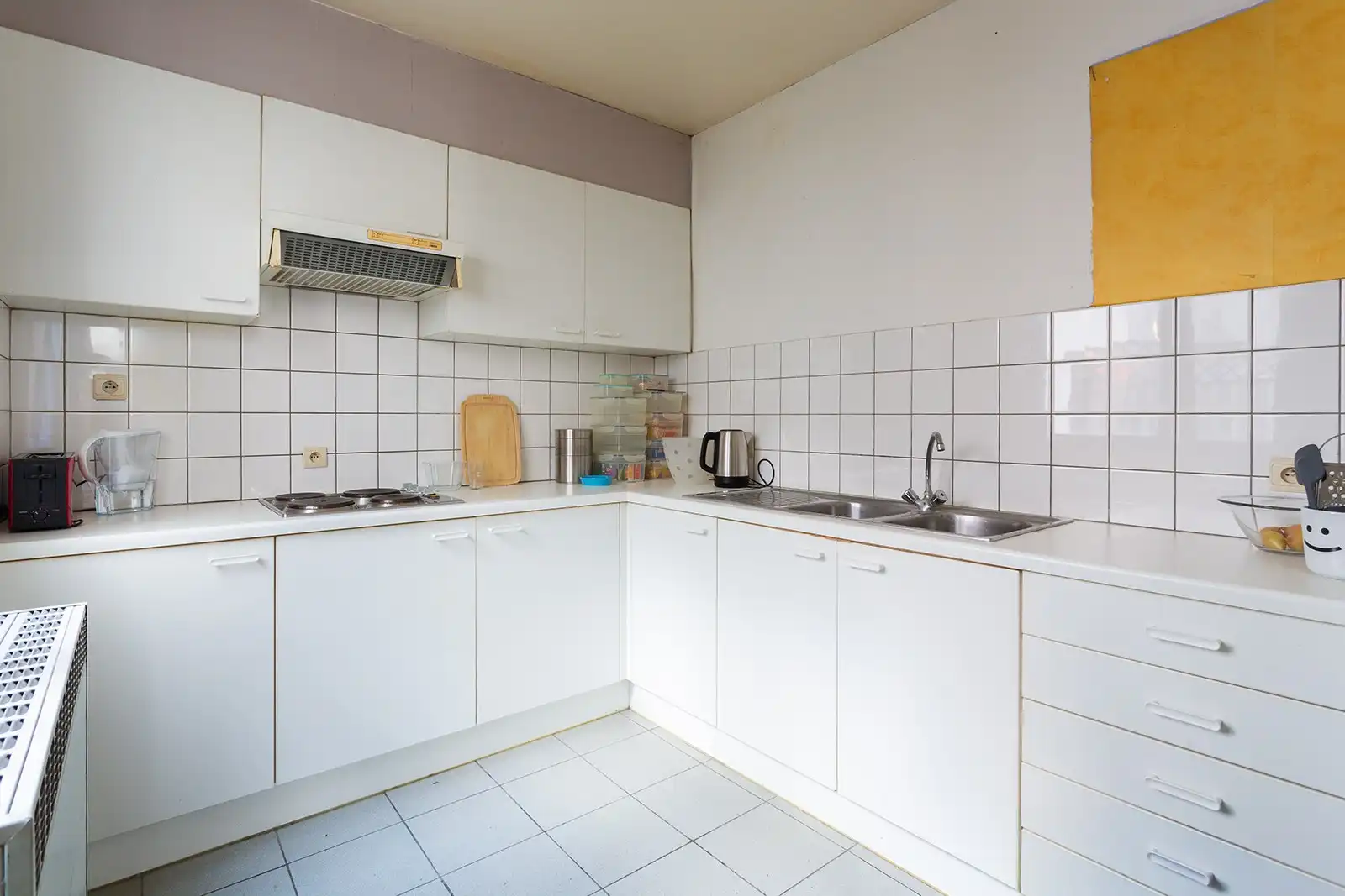 Te renoveren stadswoning met garage en tuin foto 8