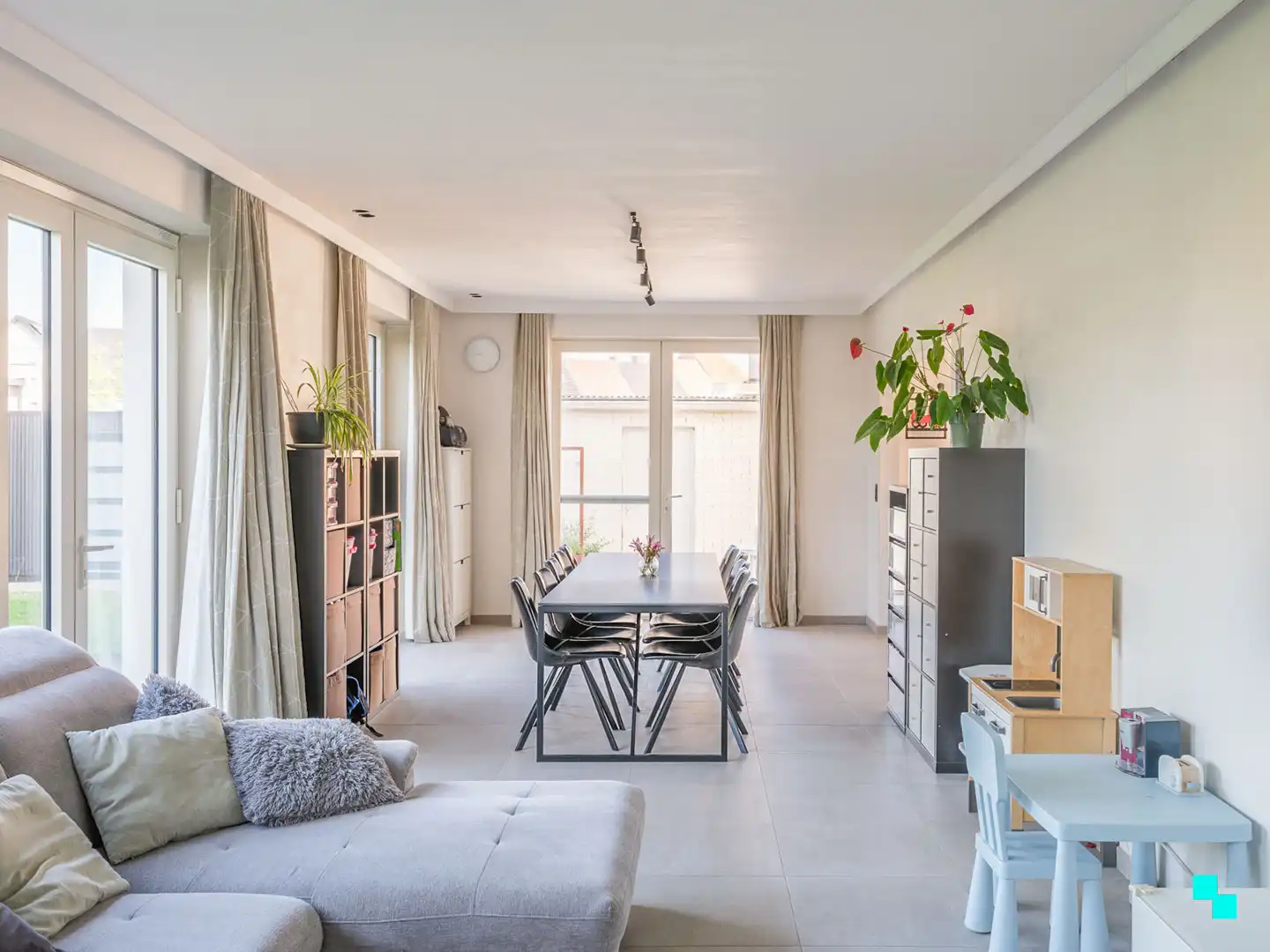 Instapklare woning met vijf kamers in het hart van Merelbeke foto 5
