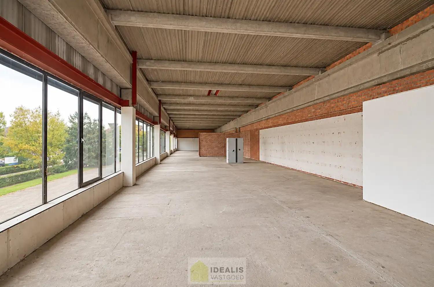 IDEALIS VASTGOED - UITZONDERLIJK RUIME NOG AF TE WERKEN KANTOORRUIMTE VAN MAAR LIEFST 408 M² OP STRATEGISCHE LOCATIE IN INDUSTRIEZONE LANKLAAR MET ZEER RUIME PARKEERGELEGENHEID! – Deze kantoorruimte omvat de volledige eerste verdieping van een bedrijfsgebouw en wordt aangeboden in casco staat, waarbij de toekomstige huurder de mogelijkheid heeft om de ruimtes volledig naar eigen wens en behoeften af te werken en in te delen. Verfraaiingswerken aan de gevel en het plaatsen van nieuwe glaspartijen zijn nog door en voor rekening van de verhuurder. Het pand geniet bovendien een uitstekende bereikbaarheid dankzij de nabijheid van de N75 en de autosnelweg E314, alsook van zeer ruime parkeergelegenheid! foto 14