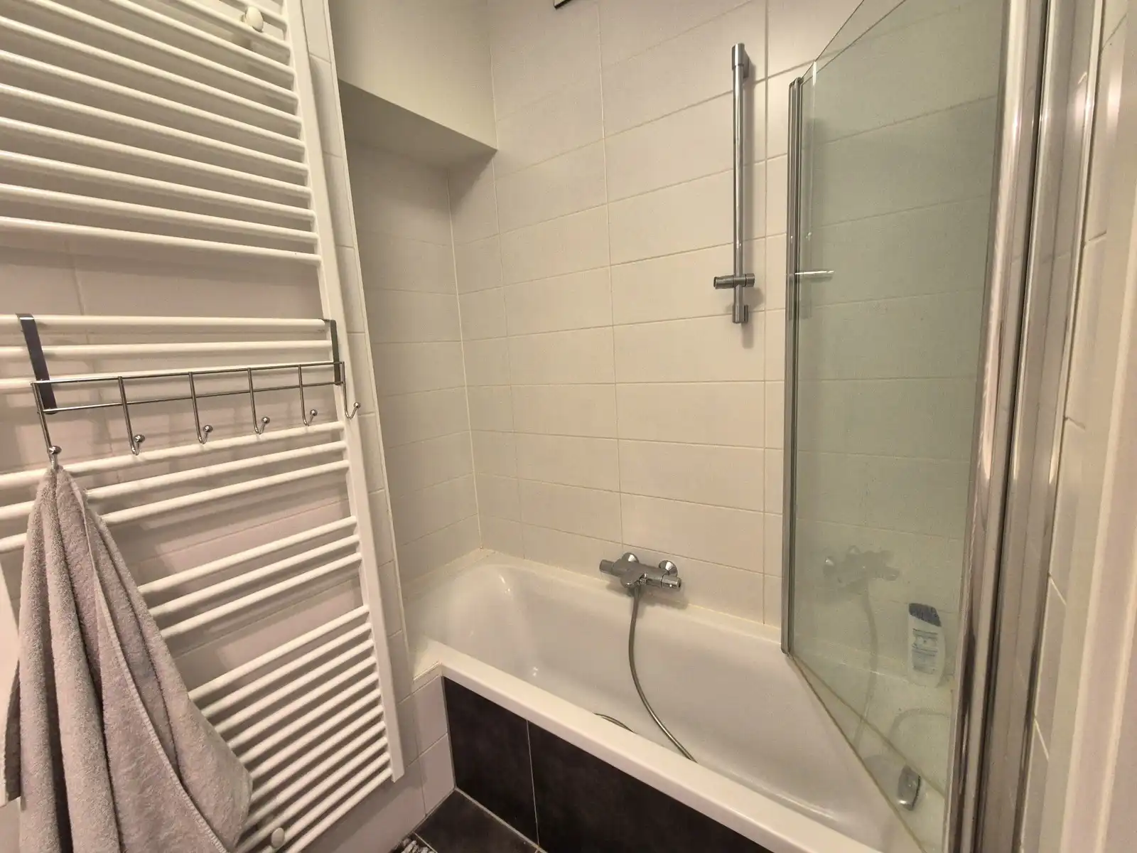 Grote glaspartij naar tuin/terras + recent esthetisch gebouw foto 13