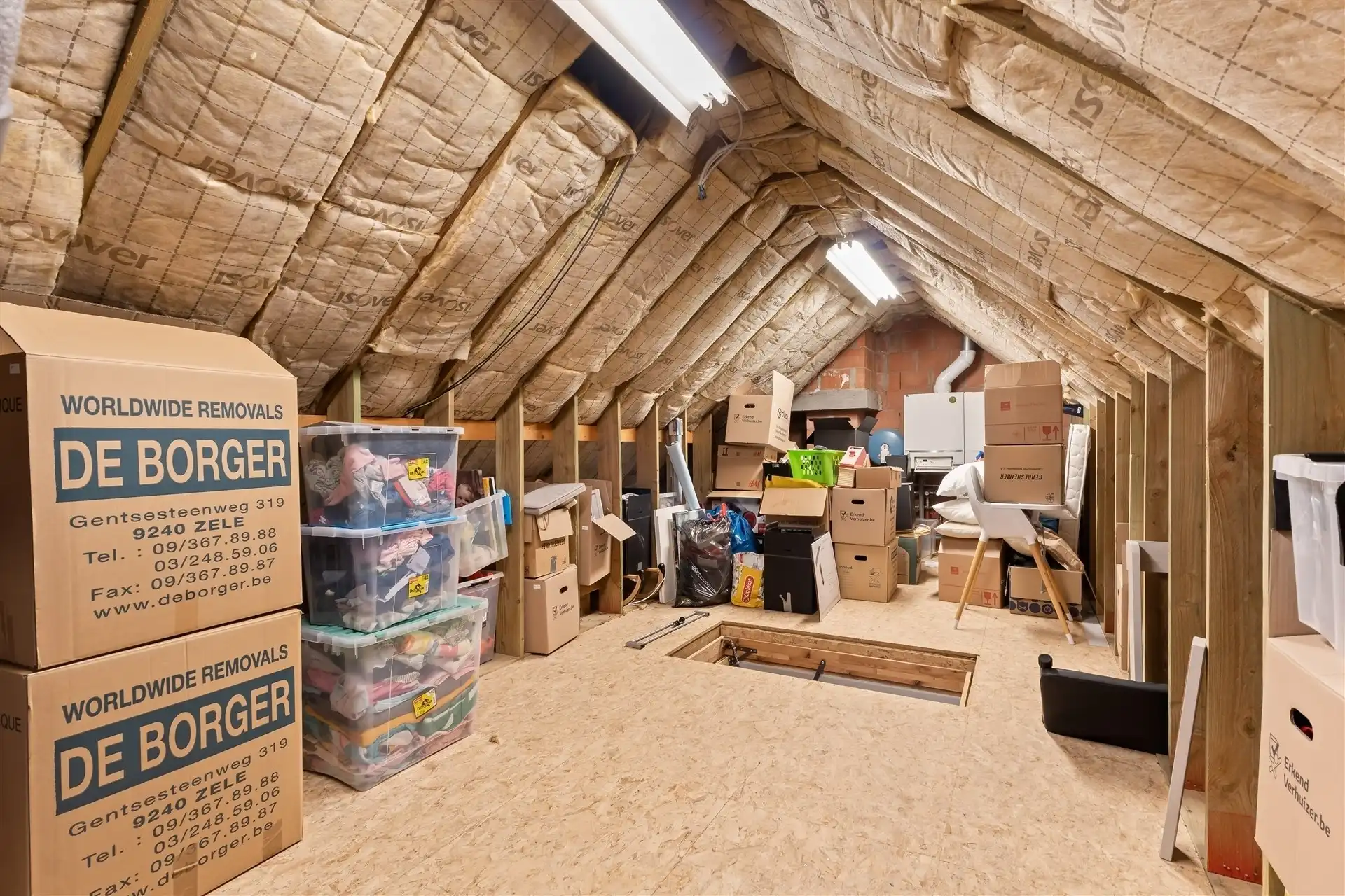 Recente halfopen bebouwing uit 2010, instapklaar met tuin en zwembad. foto 22