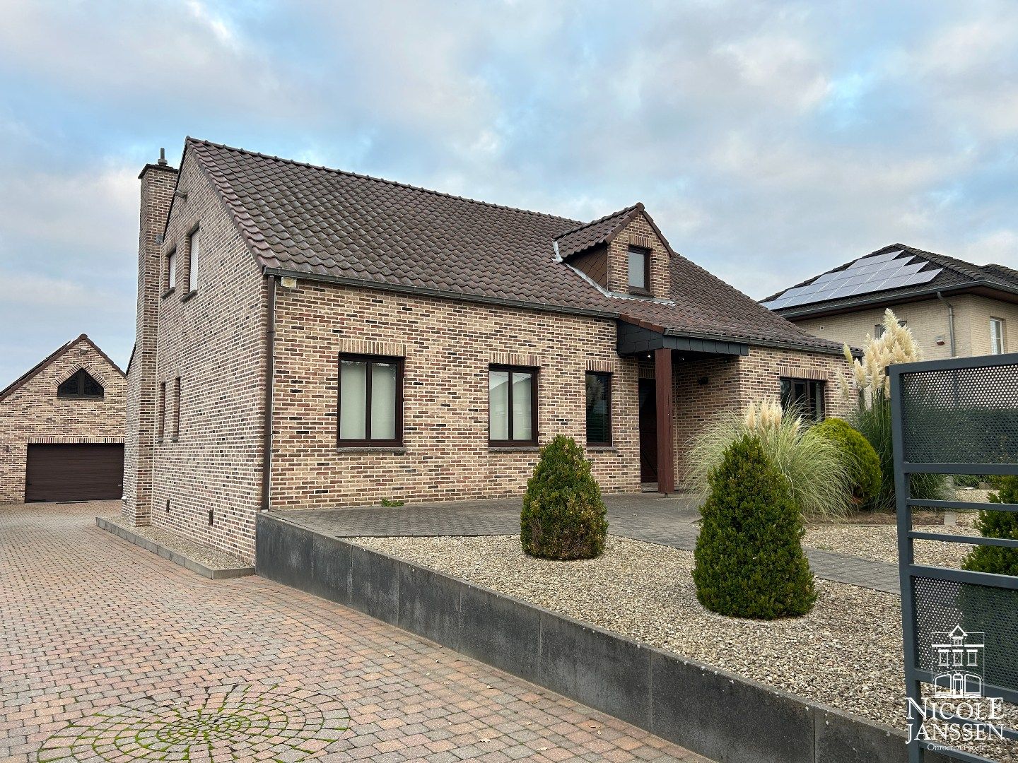 Instapklare gezinswoning met drie slaapkamers, twee badkamers, grote kelder en vrijstaande garage foto {{pictureIndex}}