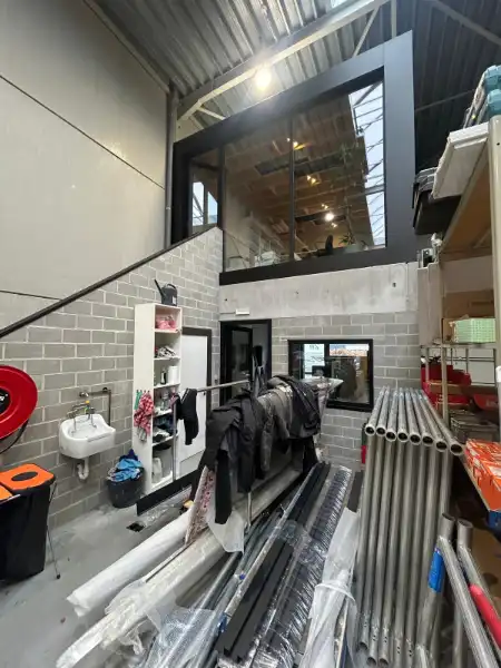 KMO-unit van 253 m² met kantoor en parking – topligging!! foto 5