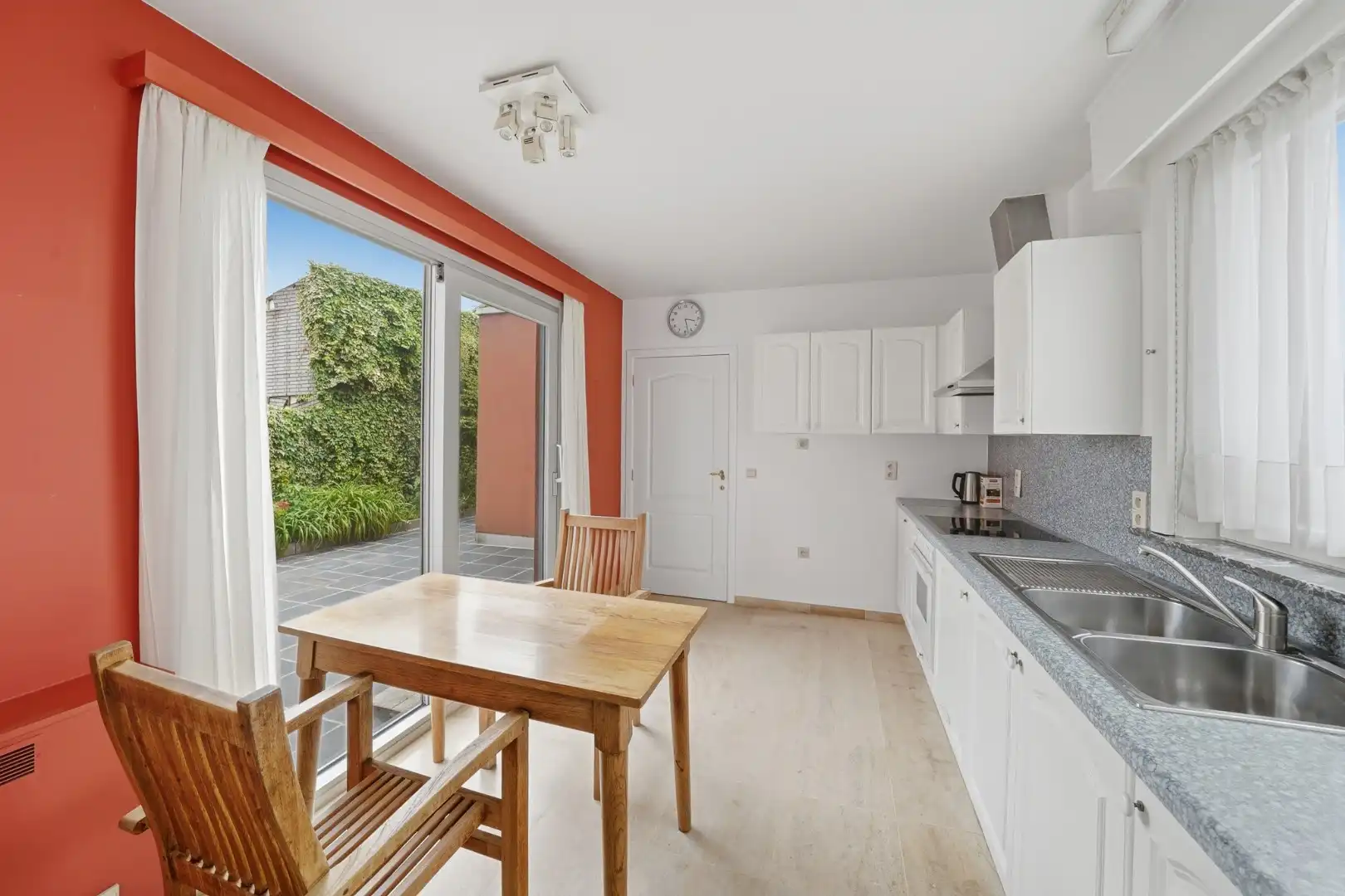 Karaktervolle instapklare hoekwoning met inpandige garage en zonnige stadstuin foto 5