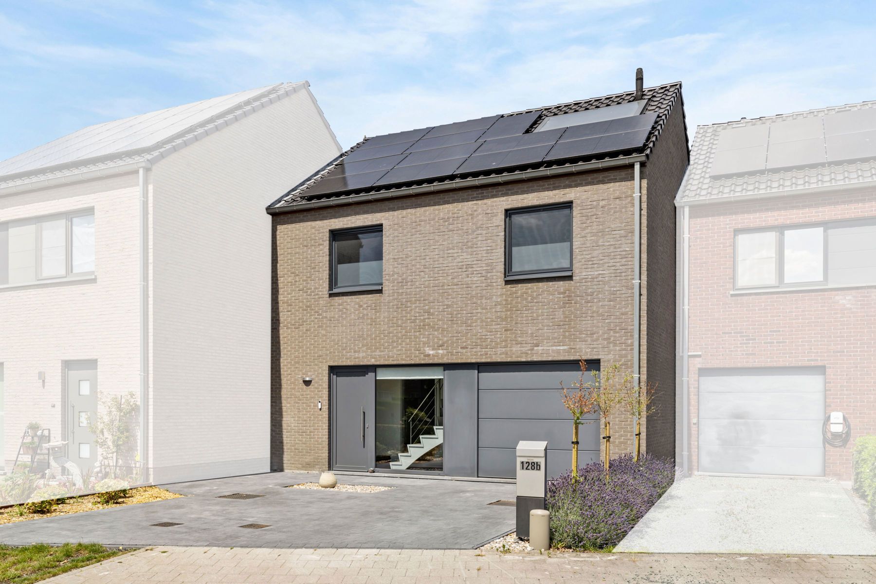 Energiezuinige woning met garage, zonnepanelen en airco foto {{pictureIndex}}