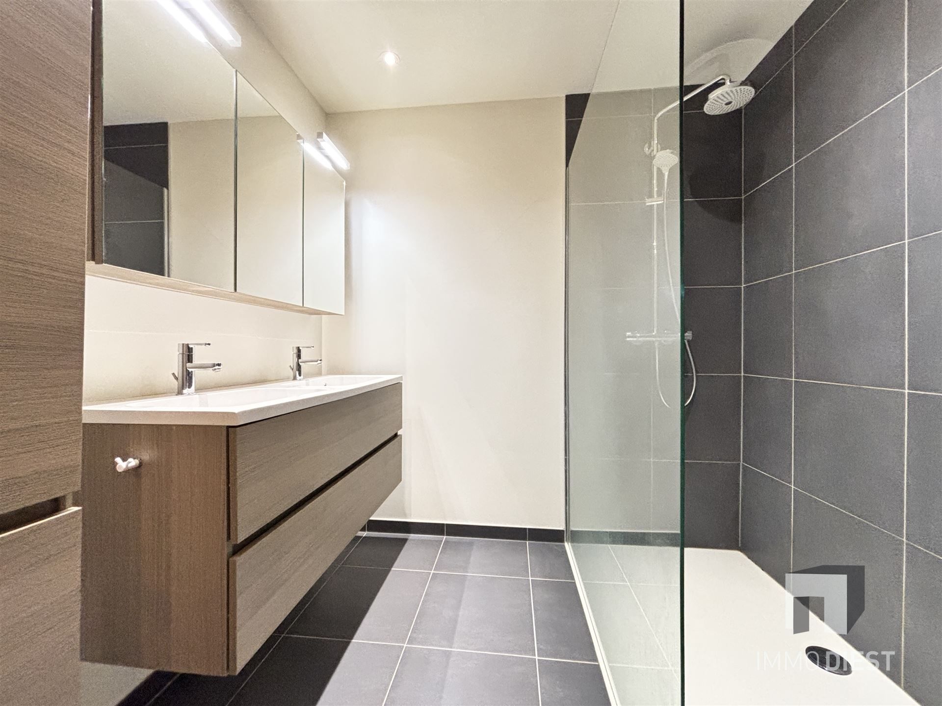 Ruim appartement op de tweede verdieping in het centrum van Tessenderlo foto 13