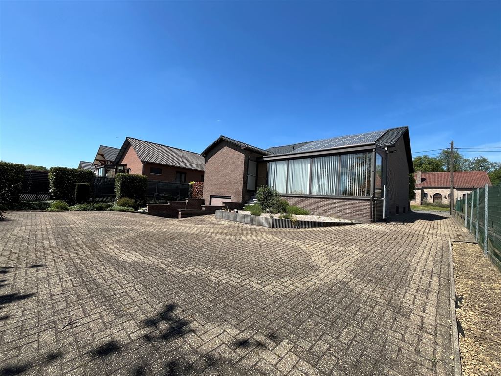 Vrijstaande, gelijkvloerse gezinswoning foto 3