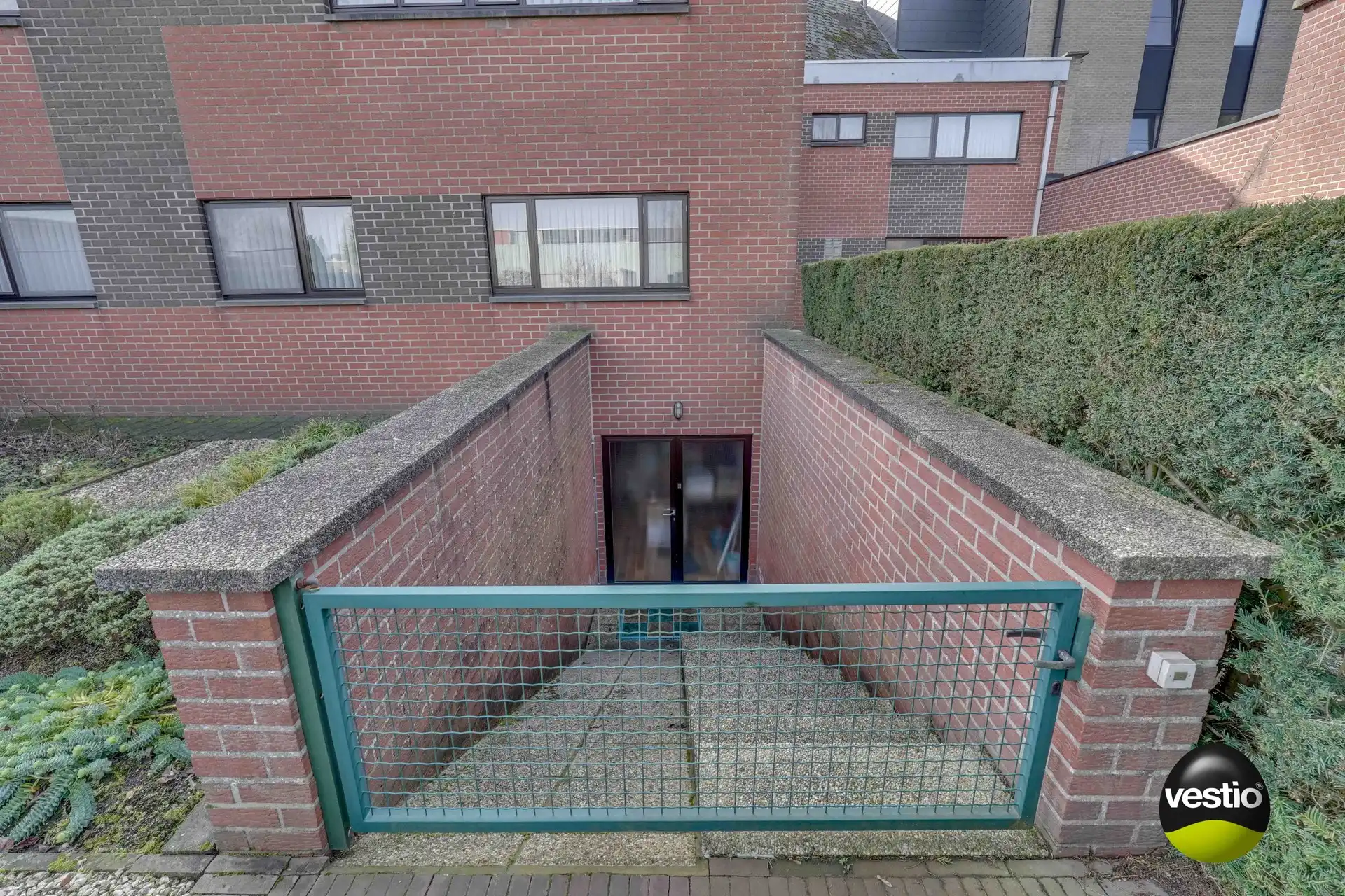 GELIJKVLOERS APPARTEMENT 3 SLAAPKAMERS 171 M² + HANDELSRUIMTE + TUIN + 5 GARAGES + ZOLDER foto 51