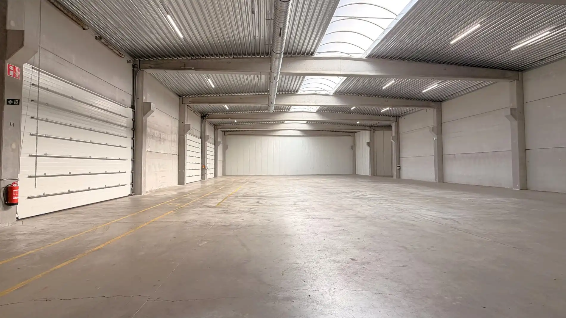 Magazijn met laadkade en kantoren te huur aan E17 in Kruibeke foto 6