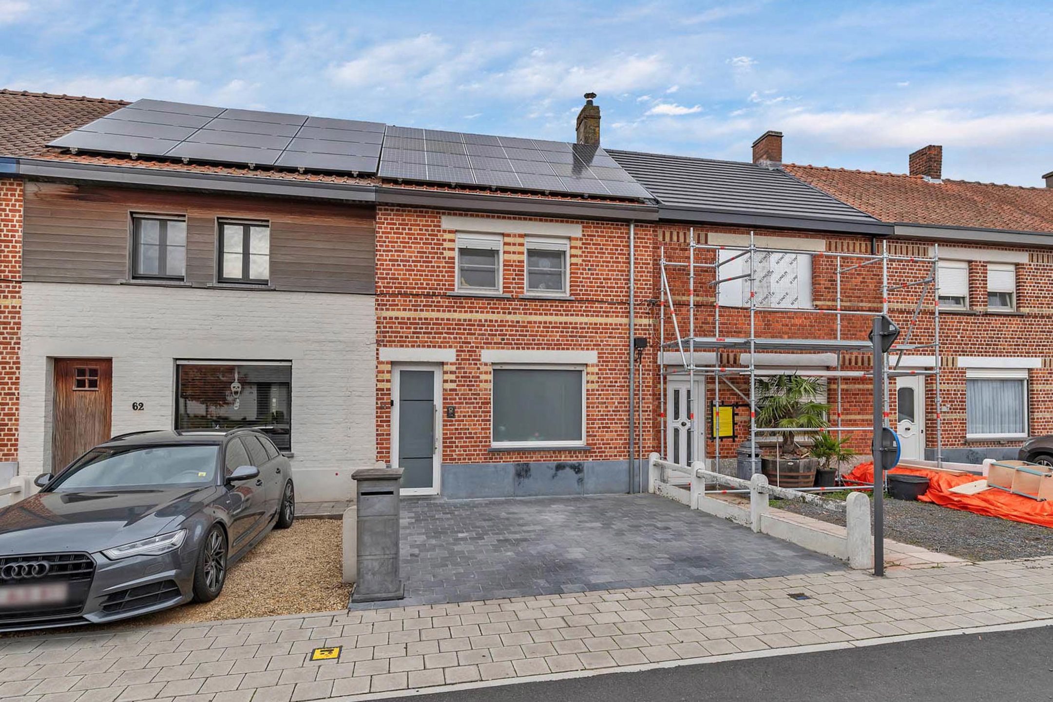 Instapklare gesloten woning met achteruitweg en garage  foto {{pictureIndex}}