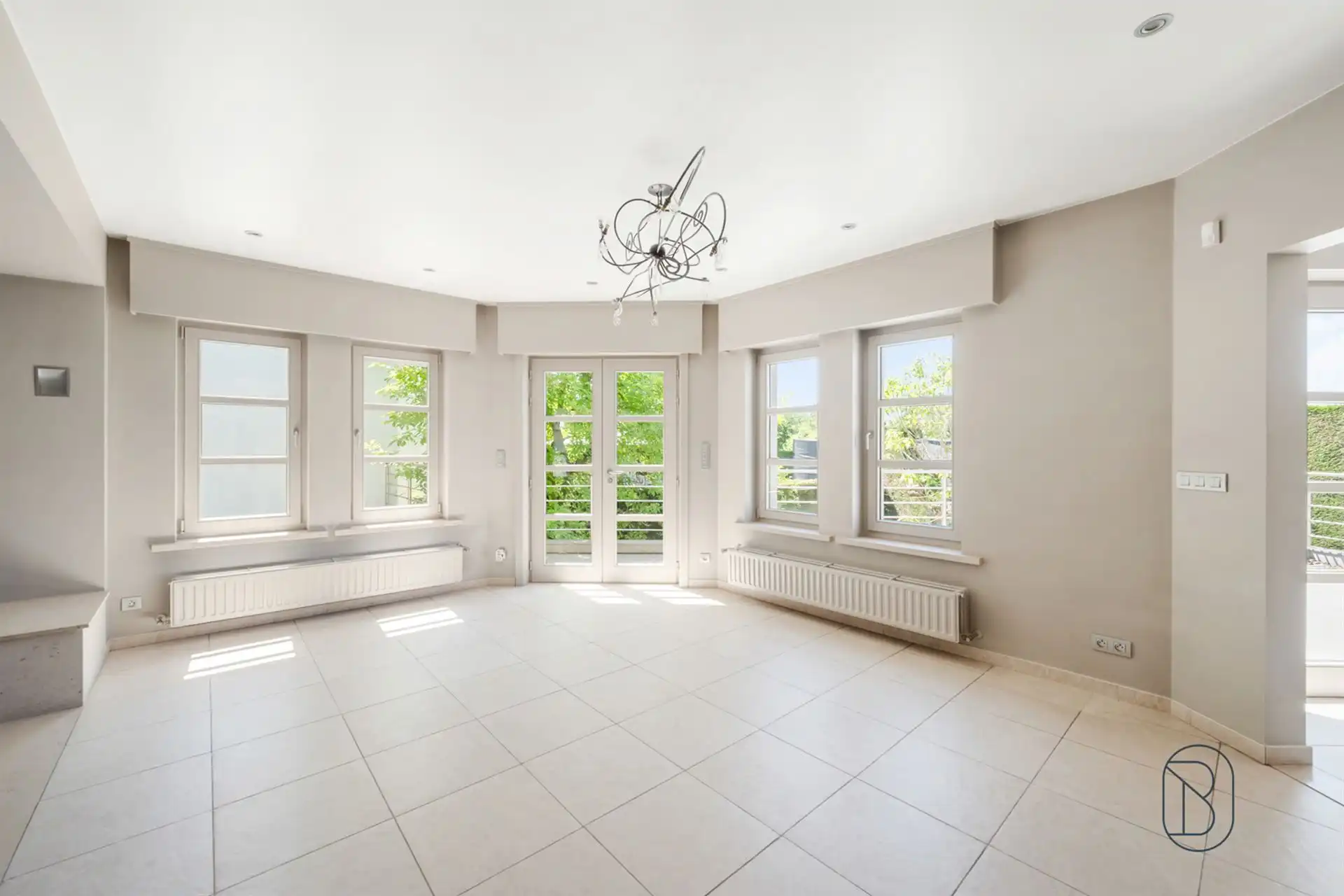 Handelspand met woonst op commerciële toplocatie foto 12