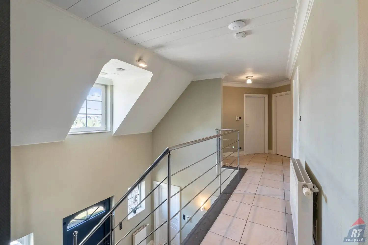 Zeer ruime, instapklare gezinswoning met  4 tot 5 slaapkamers foto 14