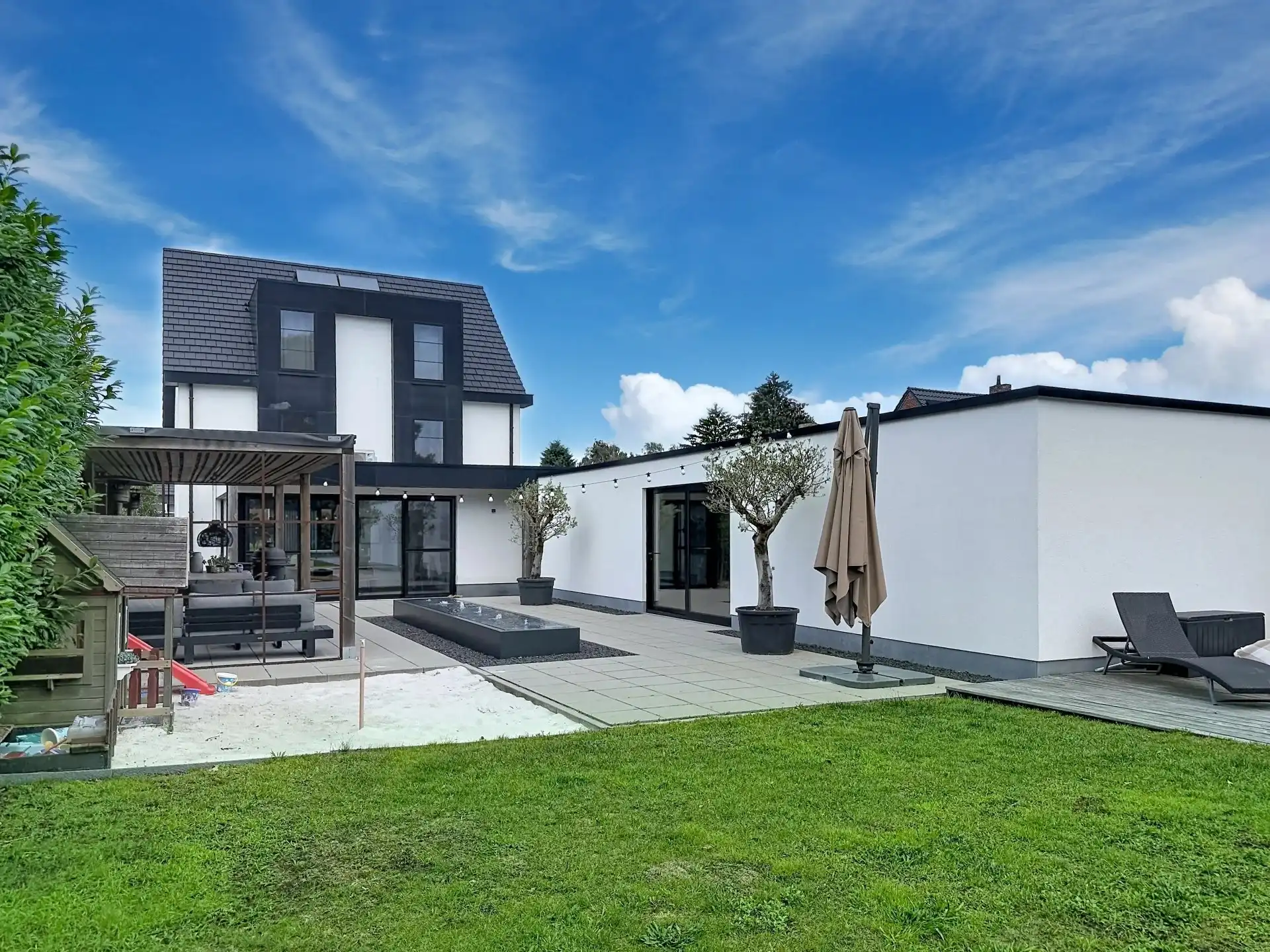 Zeer ruime villa voorzien van alle luxe met 3, mogelijk 5 slaapkamers en 2 badkamers foto 52