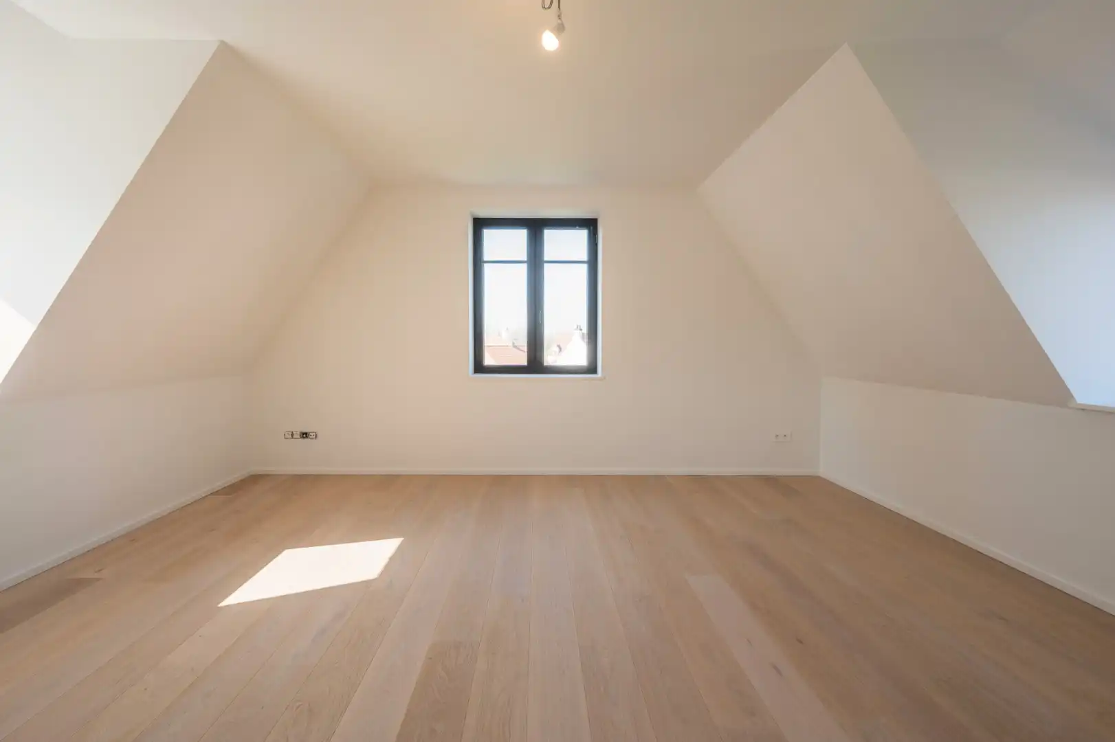 Lichtrijke nieuwbouwvilla met aangename volumes en zonnige tuin foto 19