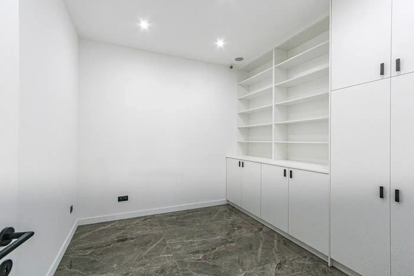 TE HUUR: handelspand met uitzonderlijke afwerking op een toplocatie nabij de Lippenslaan foto 4