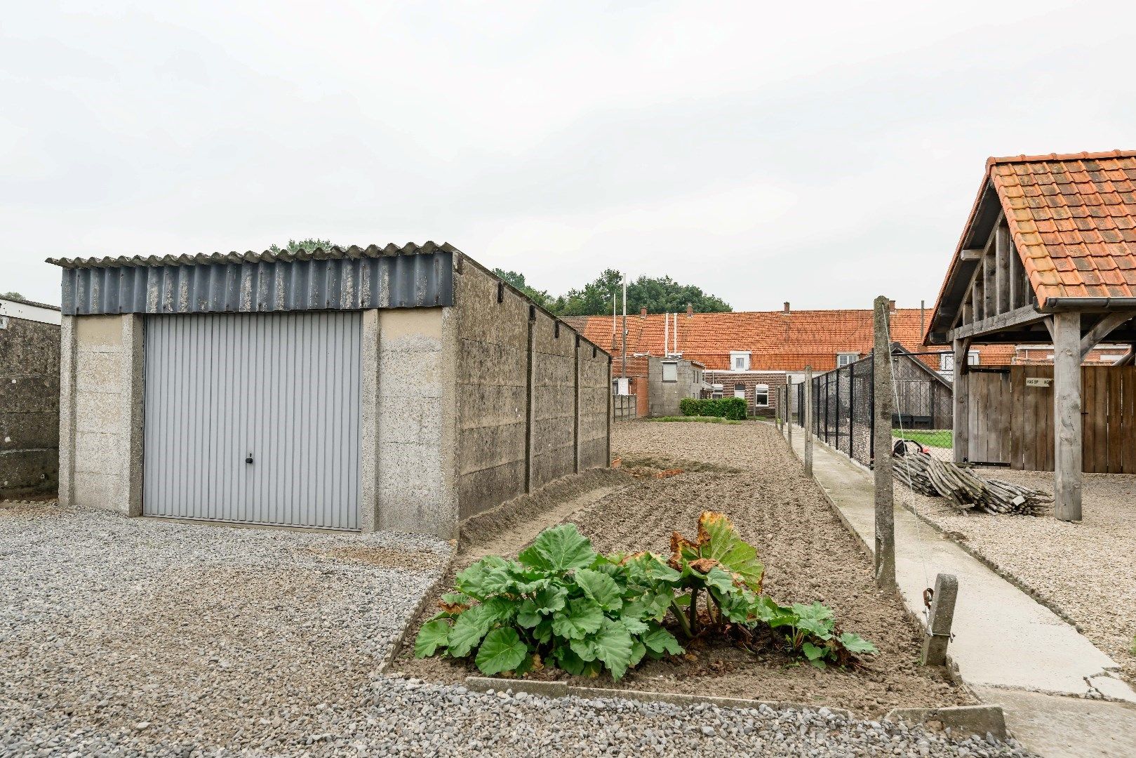 CHARMANTE RIJWONING MET TUIN EN GARAGE ACHTEROM OP 681M² foto 14