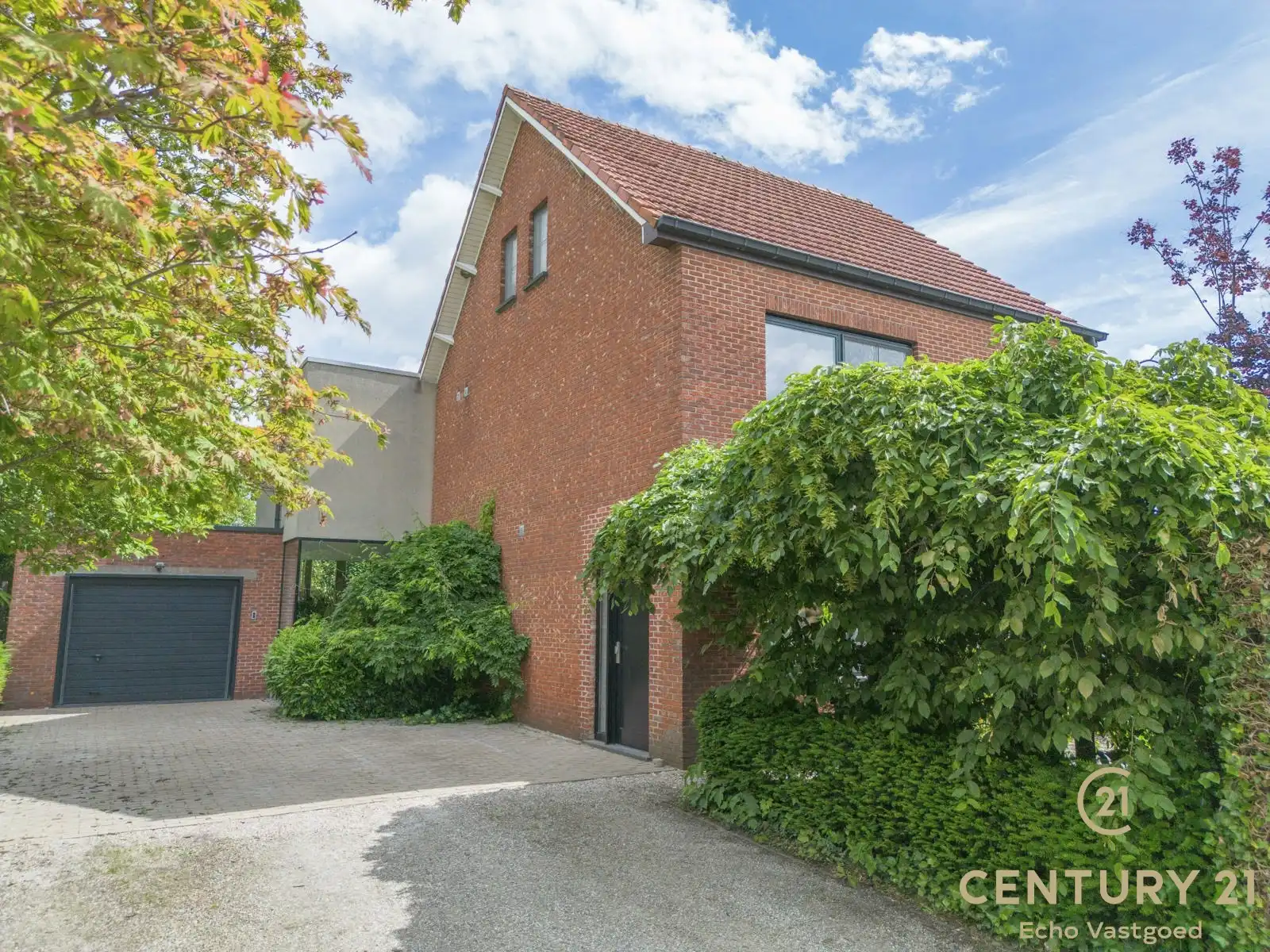 Centraal gelegen karaktervolle woning met 4slpk en tuin foto 2