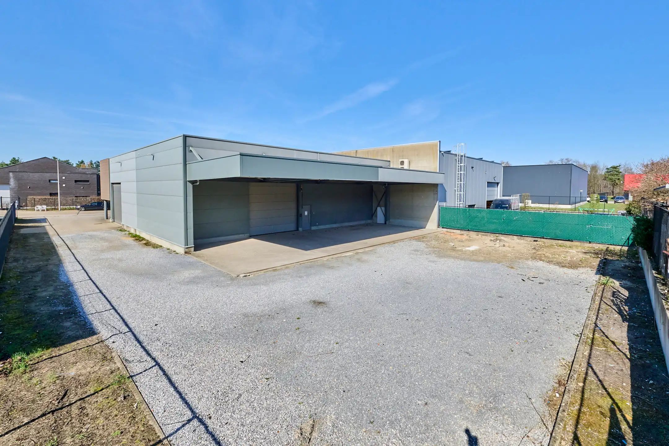 MULTIFUNCTIONEEL BEDRIJFSGEBOUW MET APPARTEMENT EN BUITENTERREIN foto 2