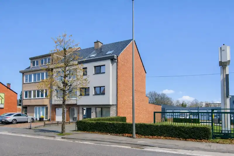 Voll gerenoveerde woning met 5 slpk 3 badk foto {{pictureIndex}}