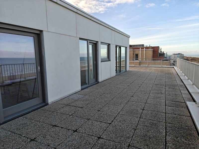 Luxe vastgoed: Penthouse met riant terras en zicht op zee foto 10