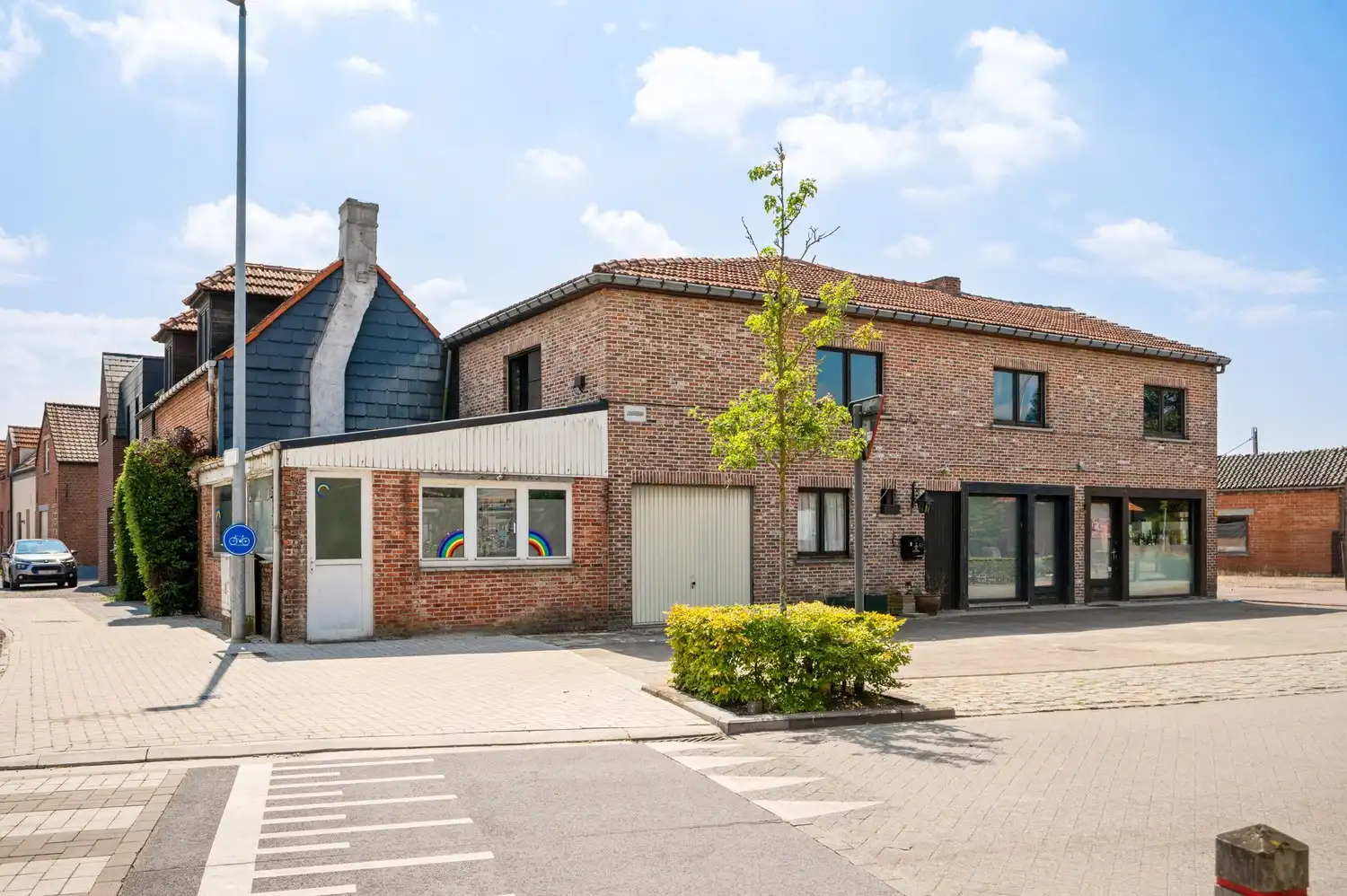 Woonst met 3 slpkrs en handelspand op toplocatie te Schriek foto {{pictureIndex}}
