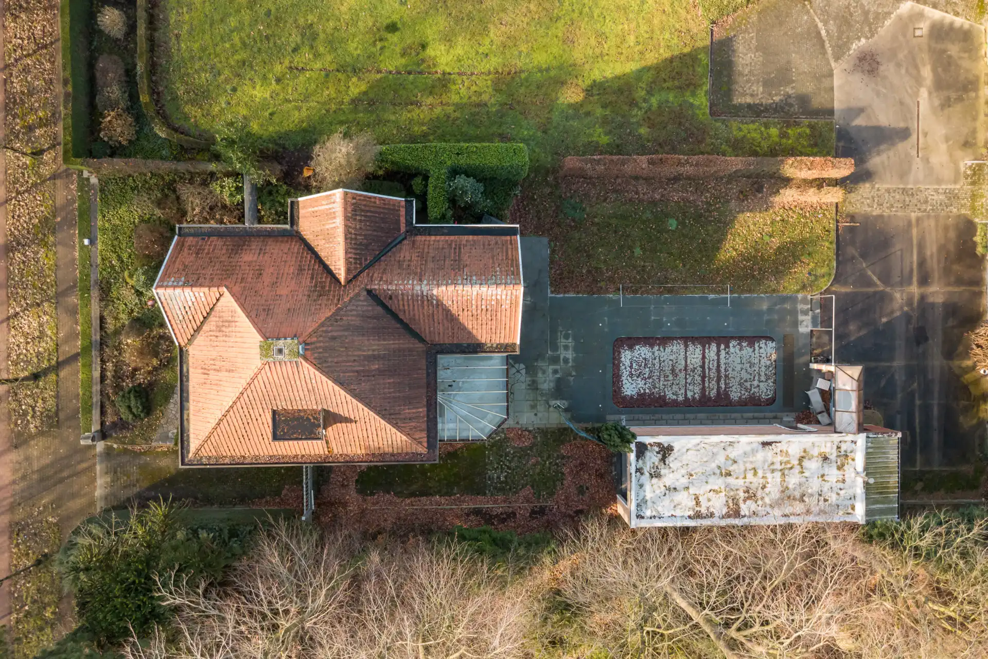 Ruime villa met garage en zwembad + bouwgrond + 2 magazijnen foto 4