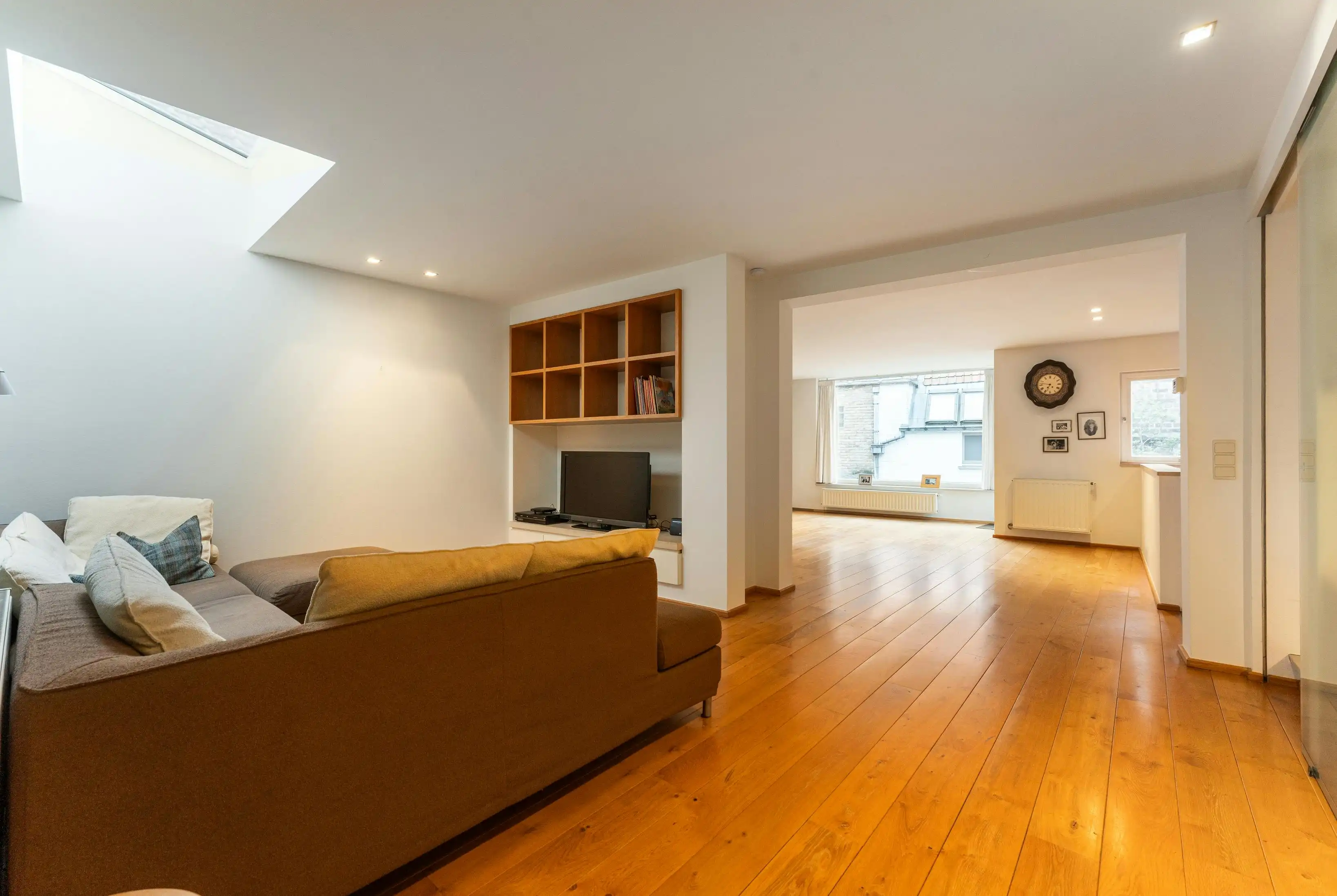 Ruime woning met handelsgelijkvloers en appartement in het centrum van Veurne. foto 3