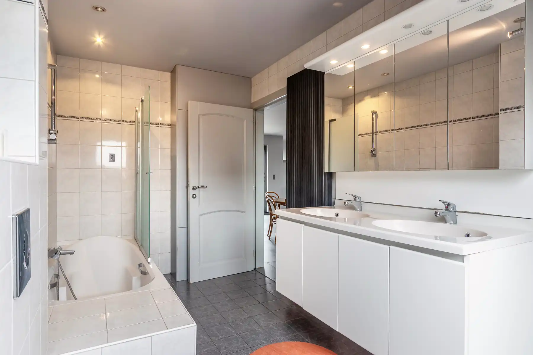 Ruim, triplex appartement met 1 slaapkamer vlakbij centrum foto 18