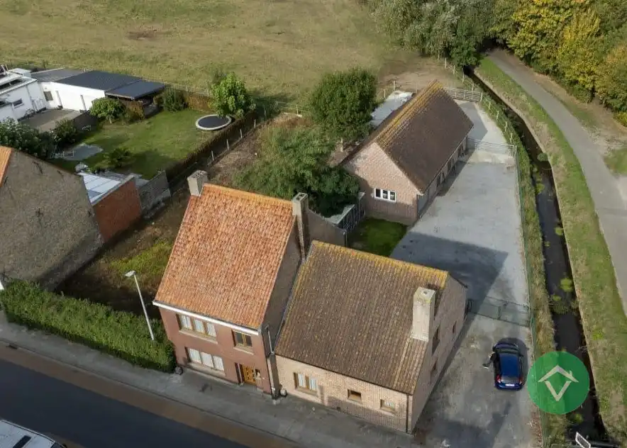 Alleenstaande woning met naastliggend stuk bouwgrond en weide te Eernegem foto 2