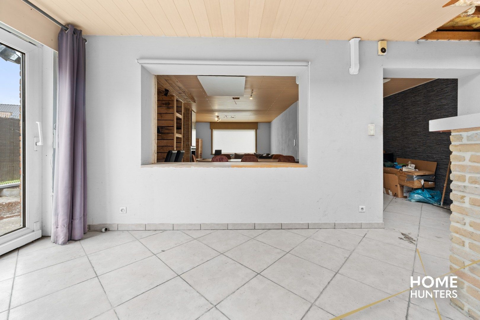 Ruime hoekwoning met potentieel te Roeselare! foto 4