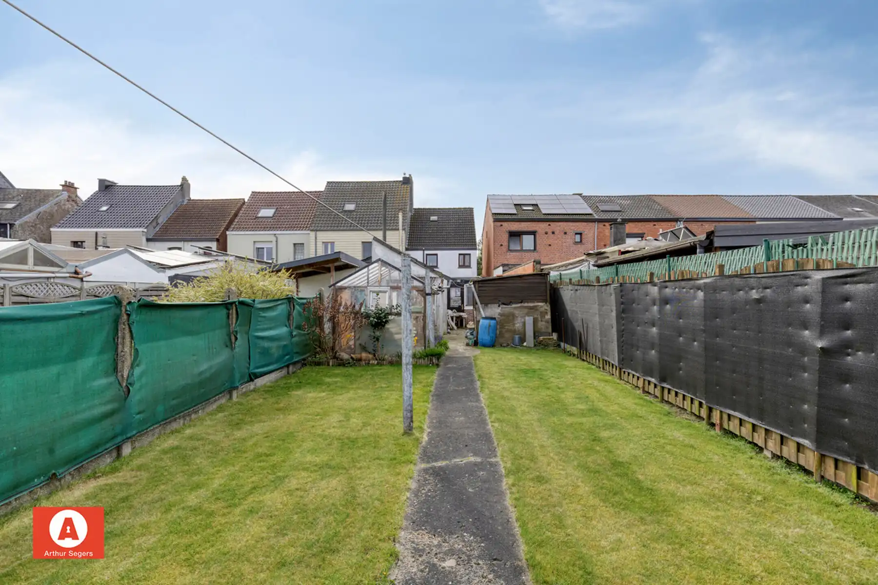 Solide half-open bebouwing met achtergelegen fietswegel. foto 28