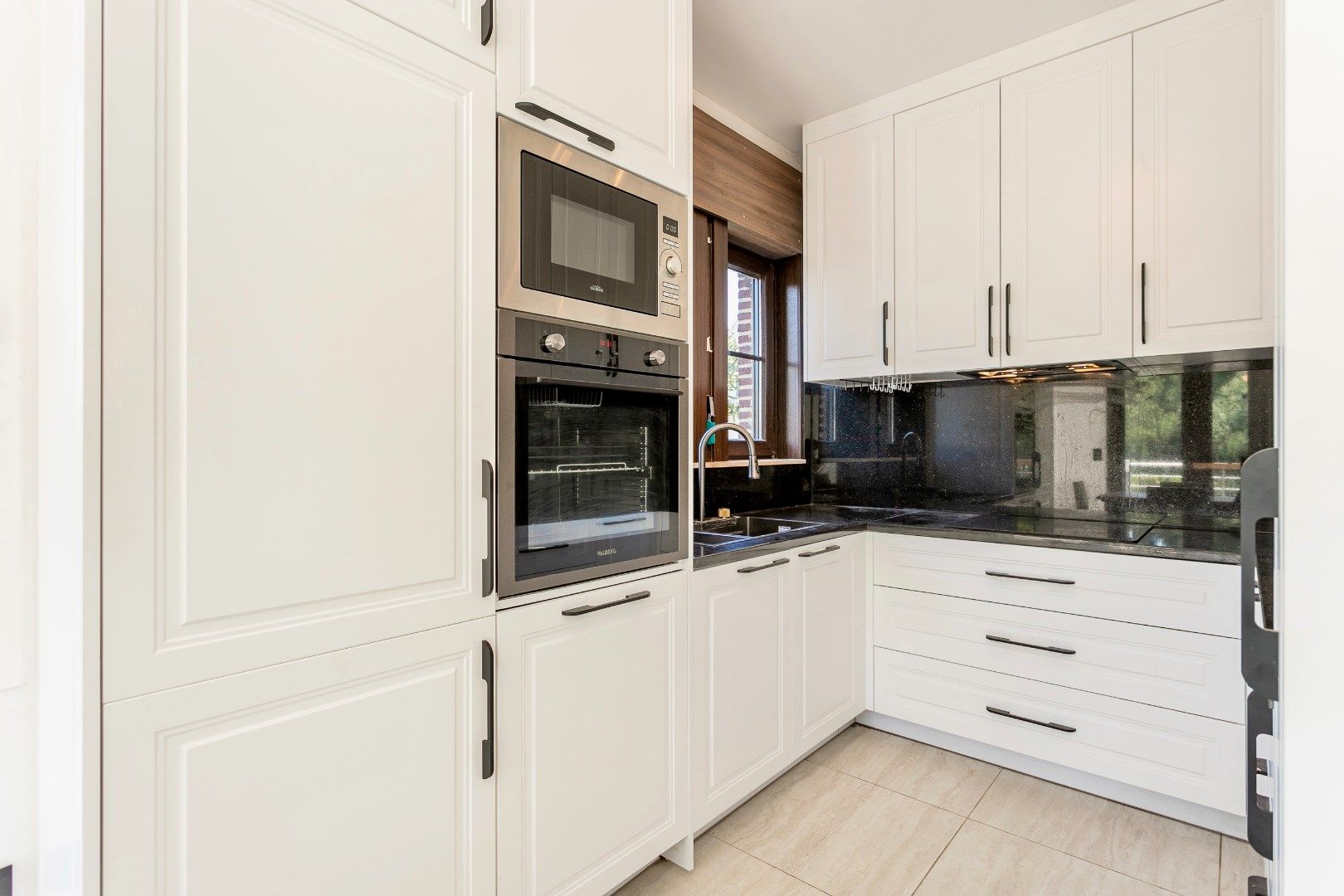 Ruime woning met 3-4 slpk, garage en tuin. foto 9