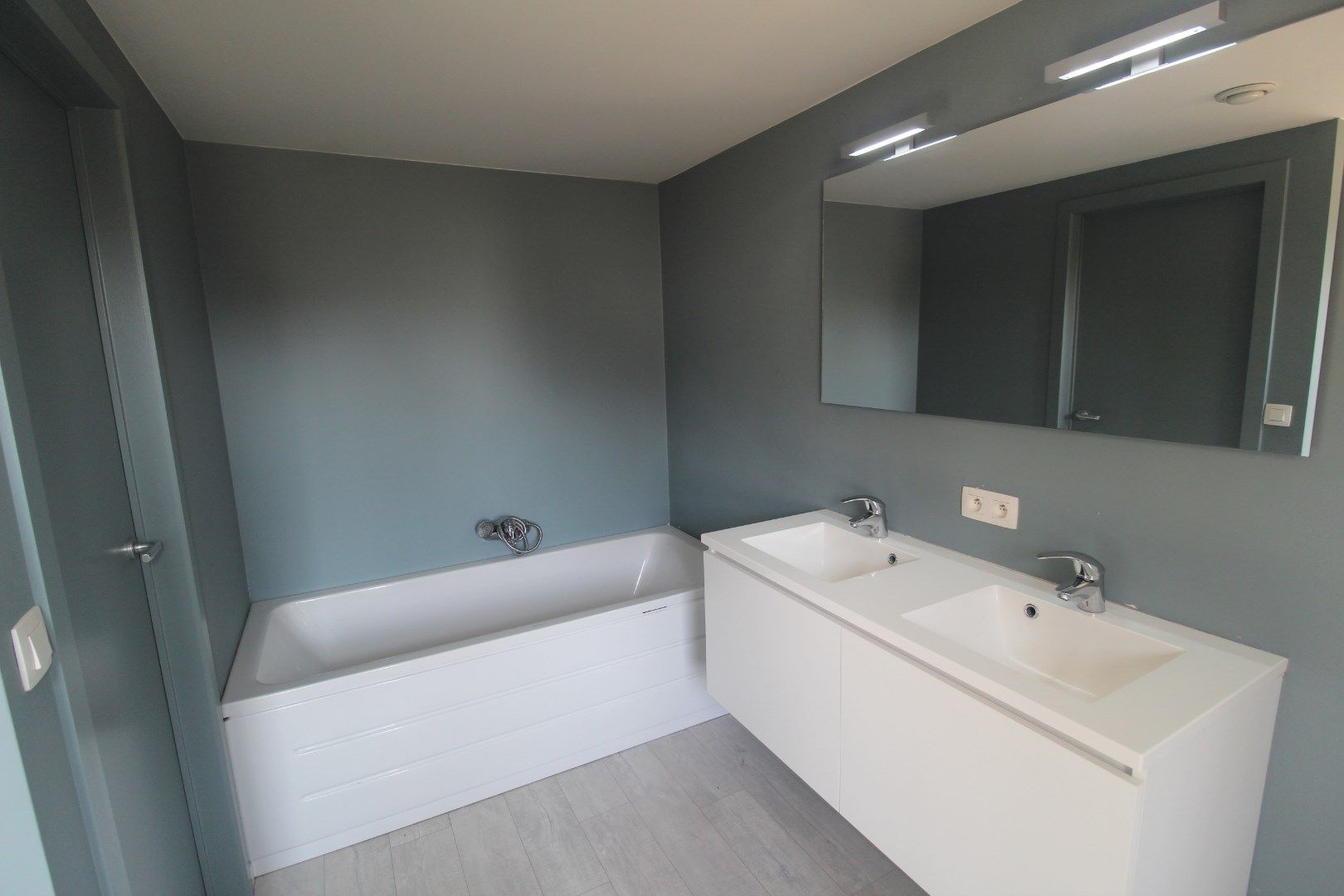 GERENOVEERD APPARTEMENT MET GEZELLIG TERRAS EN AUTOSTANDPLAATS foto 7