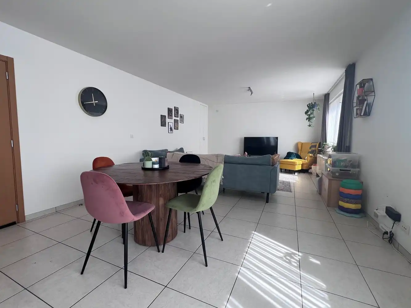 Ruim appartement met 2 slaapkamers, zonnig terras en garage in hartje Zwevezele / Hille foto 2