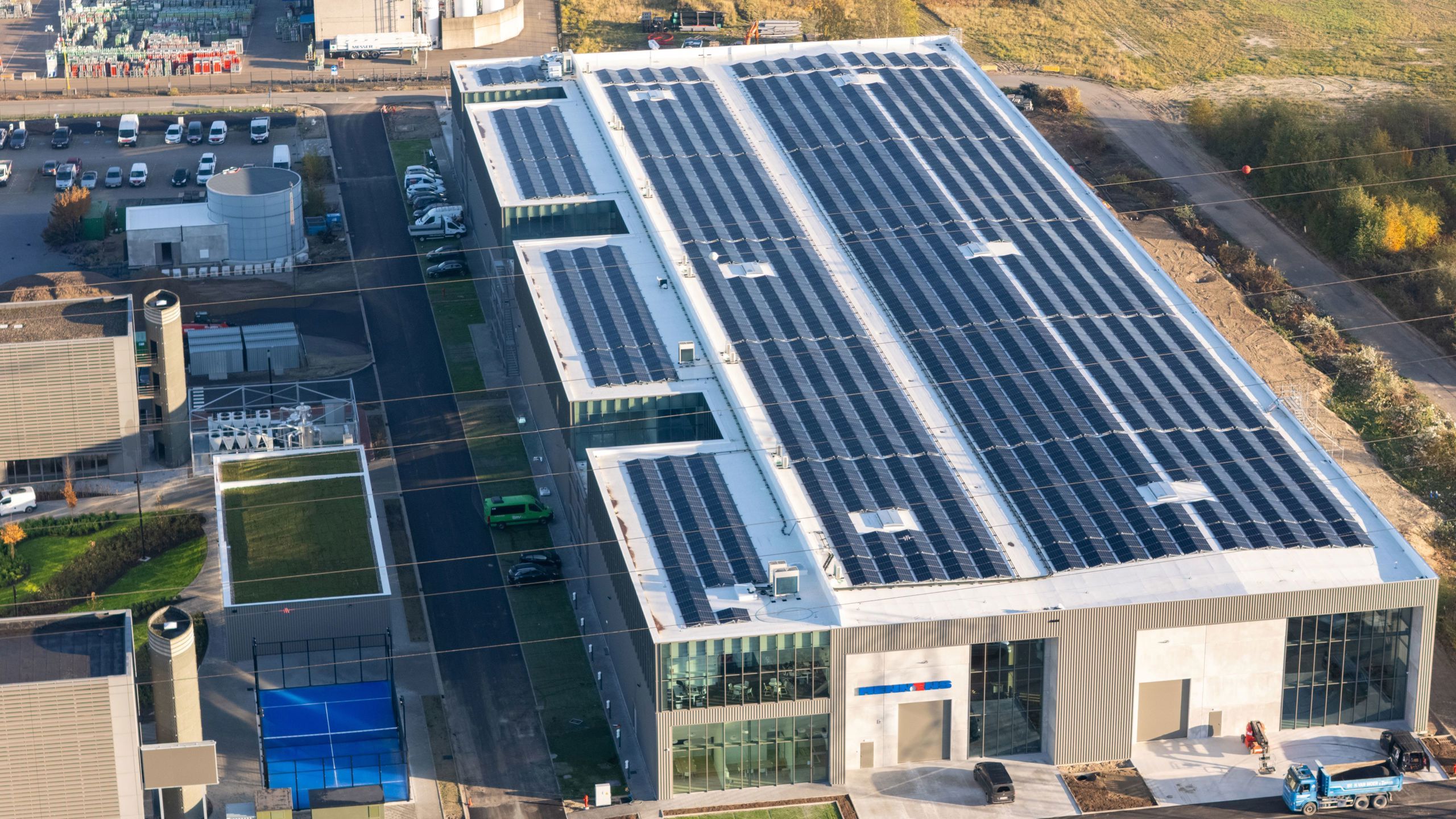 Kantoor met magazijn te huur van 2.265 m². foto 2