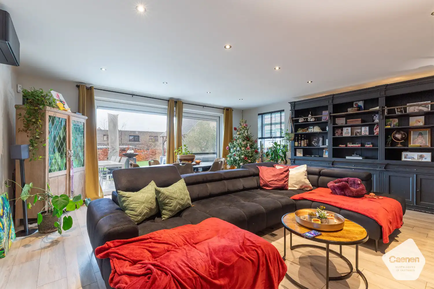 Recente instapklare woning ( BJ 2021) in een doodlopende straat met 4 slaapkamers, carport en tuin. foto 8