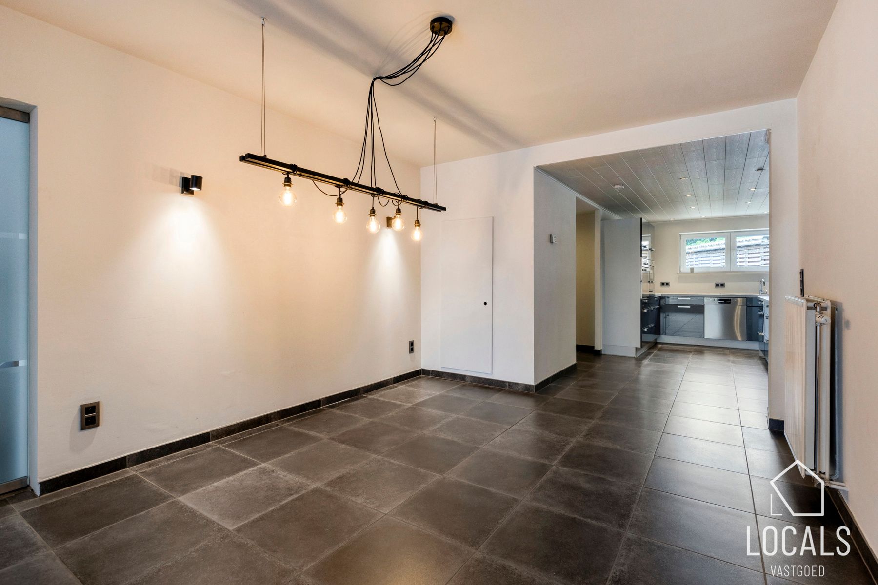 Gerenoveerde woning met mogelijkheid tot 4 slaapkamers foto 6
