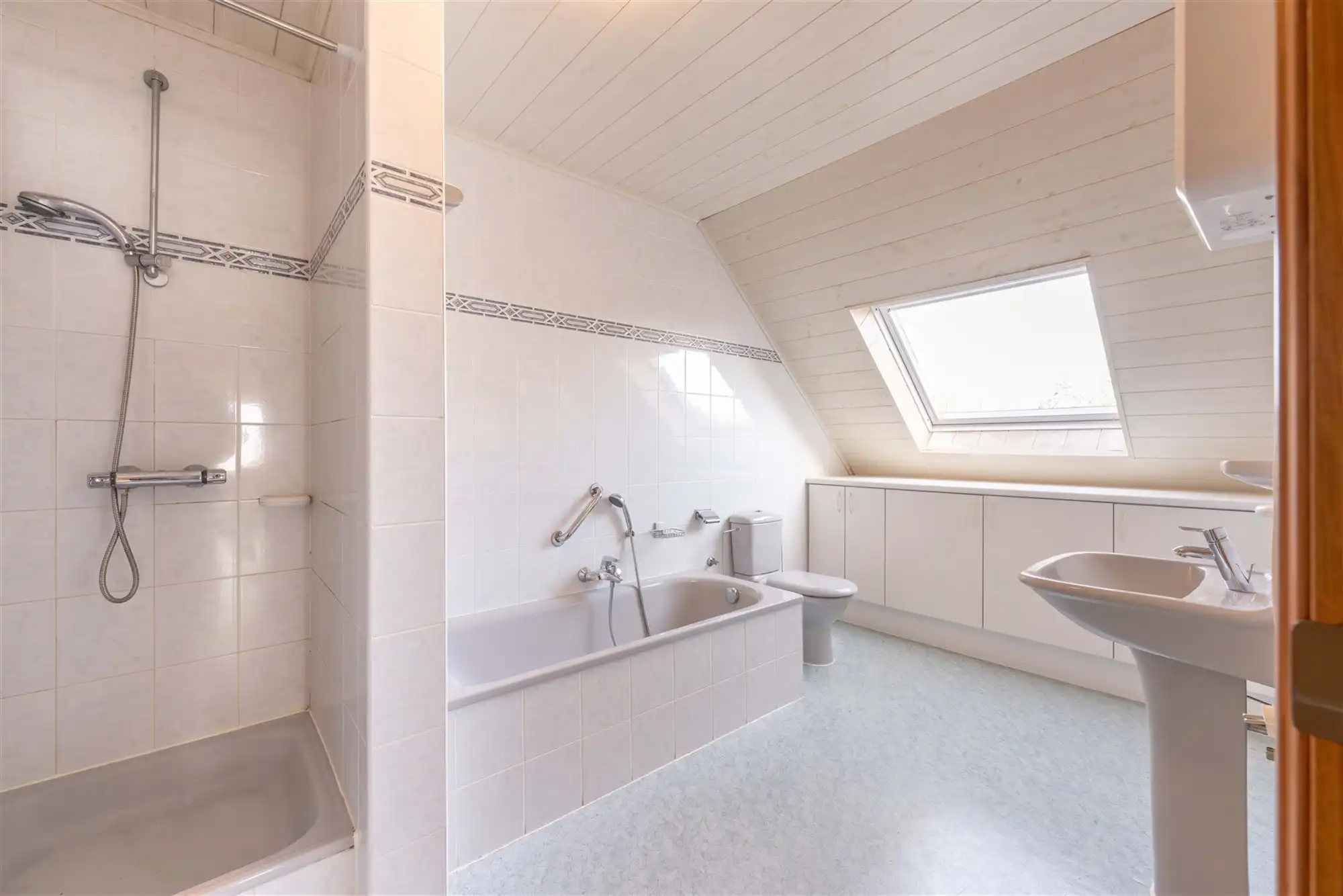 Kloeke halfopen woning met 2 garages en tuin foto 15