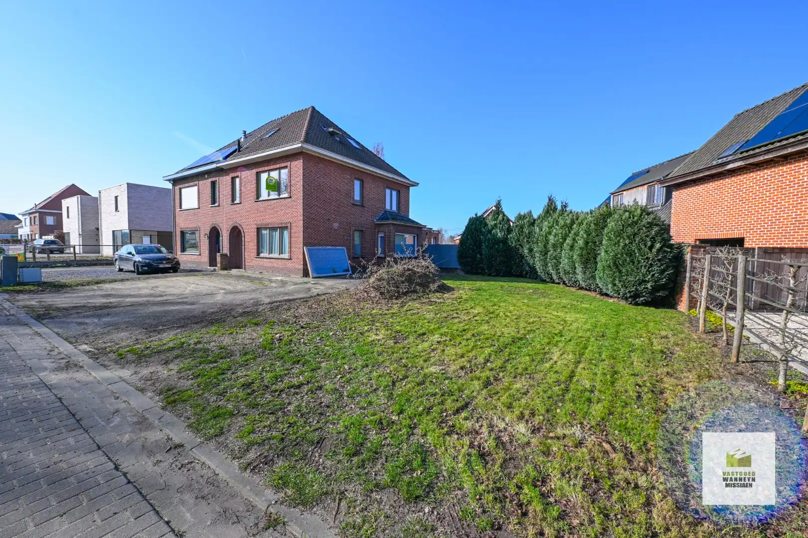 Hoofdfoto van de publicatie: Halfopen bebouwing met 4 slaapkamers en bijgebouw op 991m2