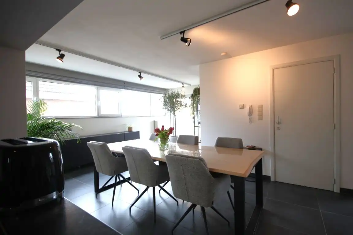 Rustig gelegen duplex appartement, met garage en extra staanplaats op wandelafstand van het centrum van Sint-Truiden. foto 12