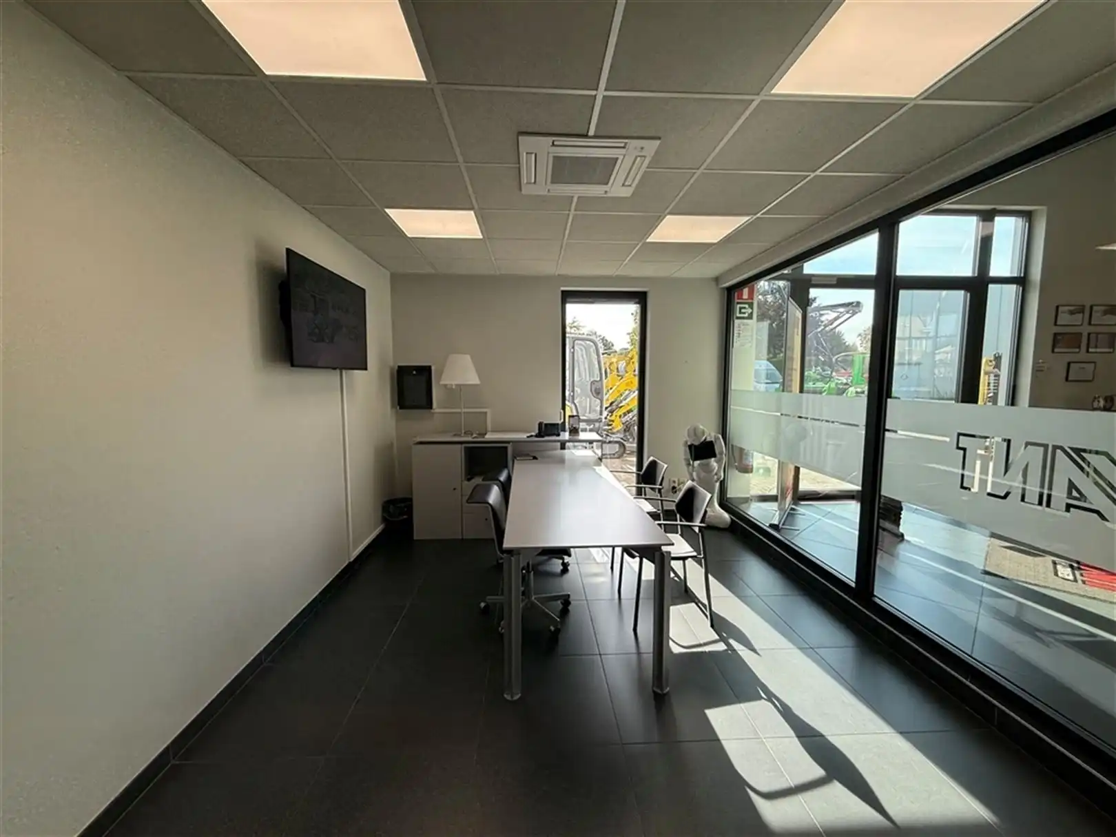 Industriële site met B2B-showroom te koop op zichtlocatie foto 14