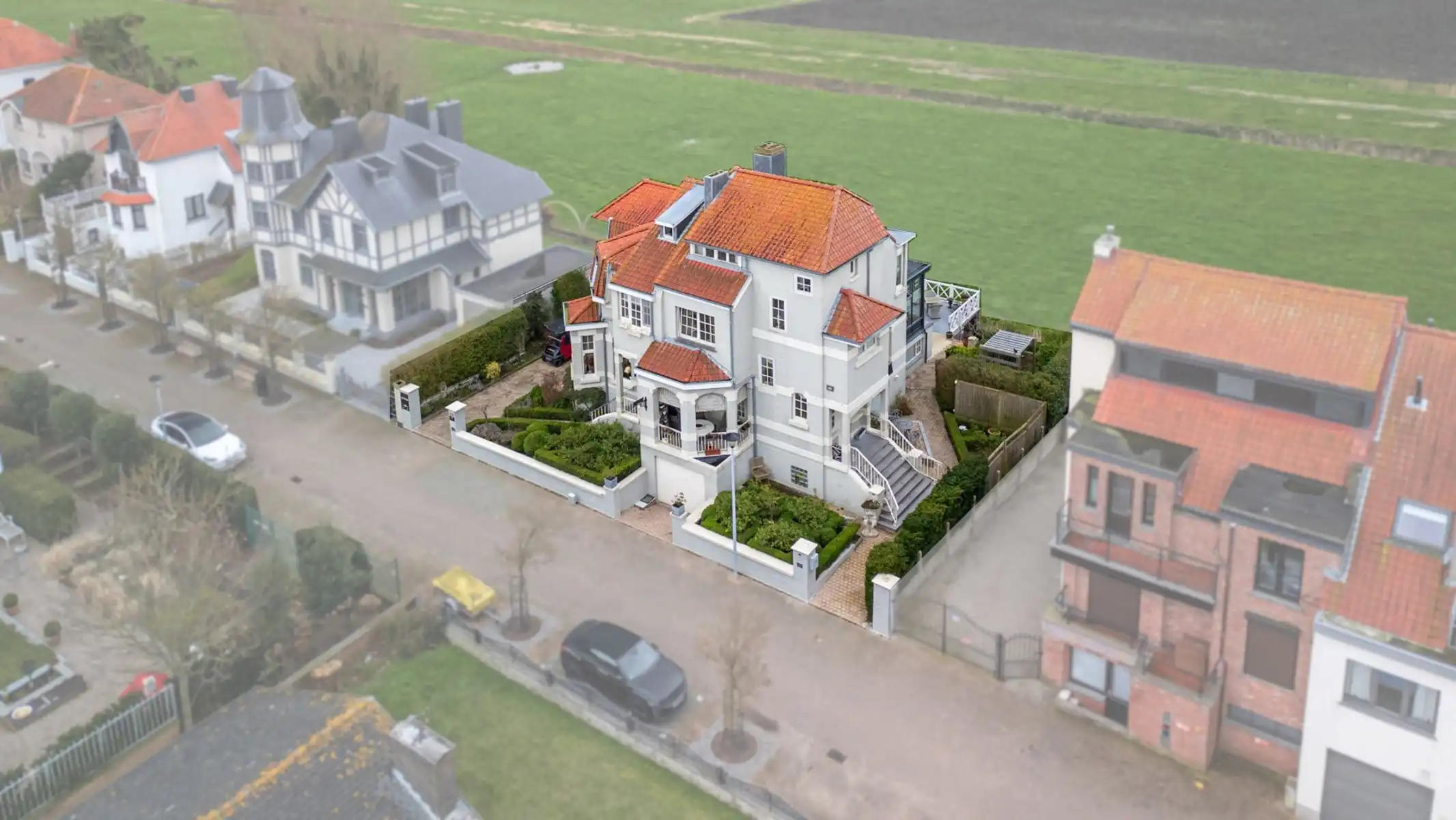 Hoofdfoto van de publicatie: Unieke, rustig gelegen villa bij het strand te Middelkerke.