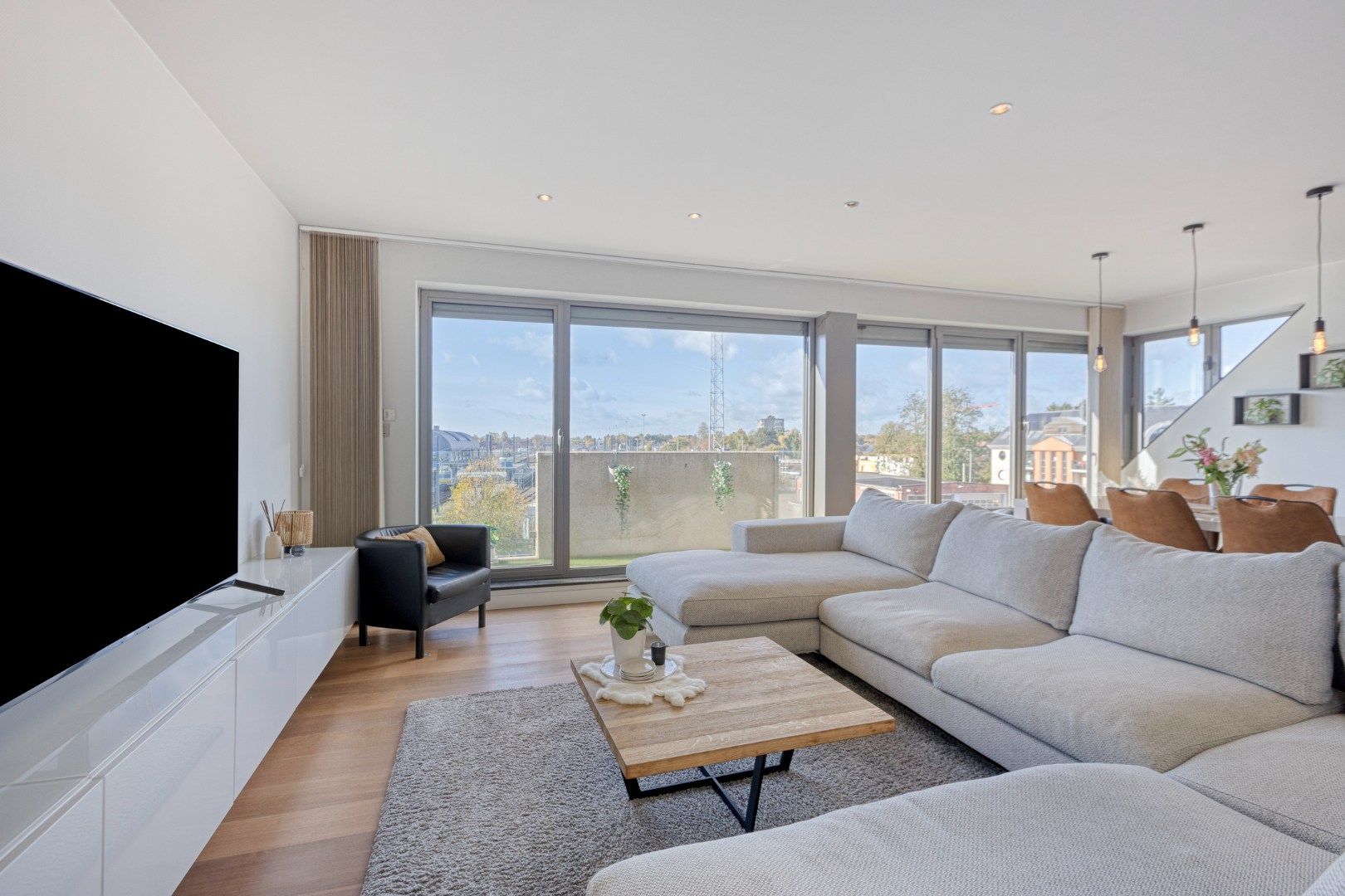 Ruim ingedeeld appartement met zonterrassen in het centrum. foto 3