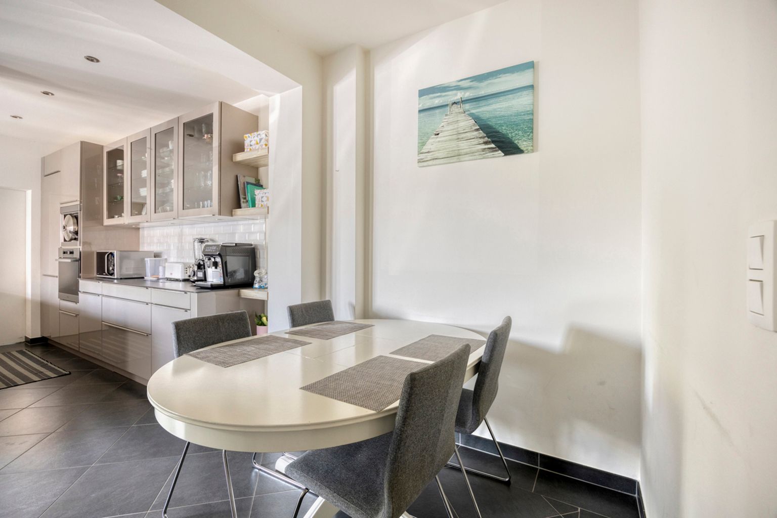 Ruime en gerenoveerde 3-gevelwoning met 4 slaapkamers foto 8
