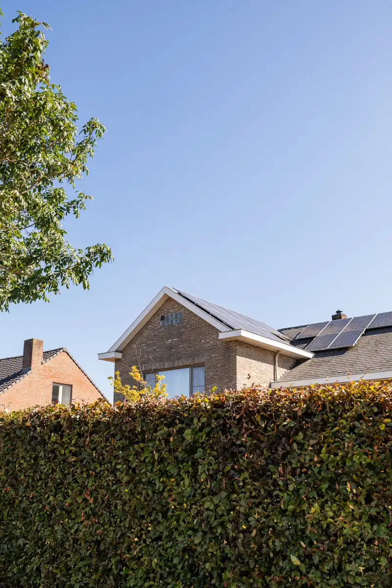 Ruime gezinswoning met 4 slaapkamers op perceel van 528 m² foto 3