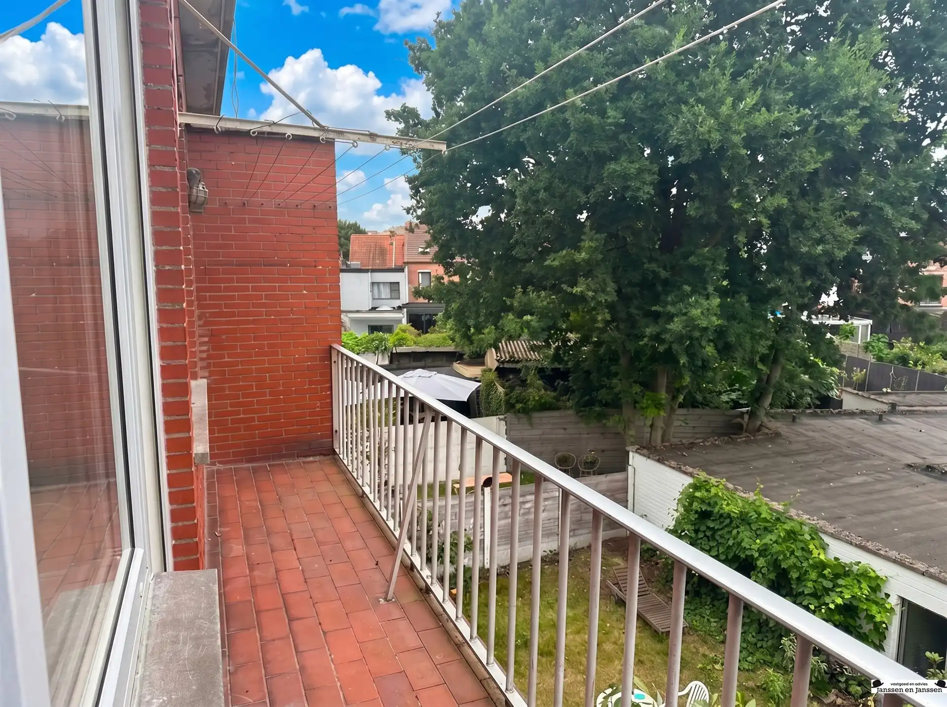 Instapklaar 2-slaapkamerappartement met terras foto 8