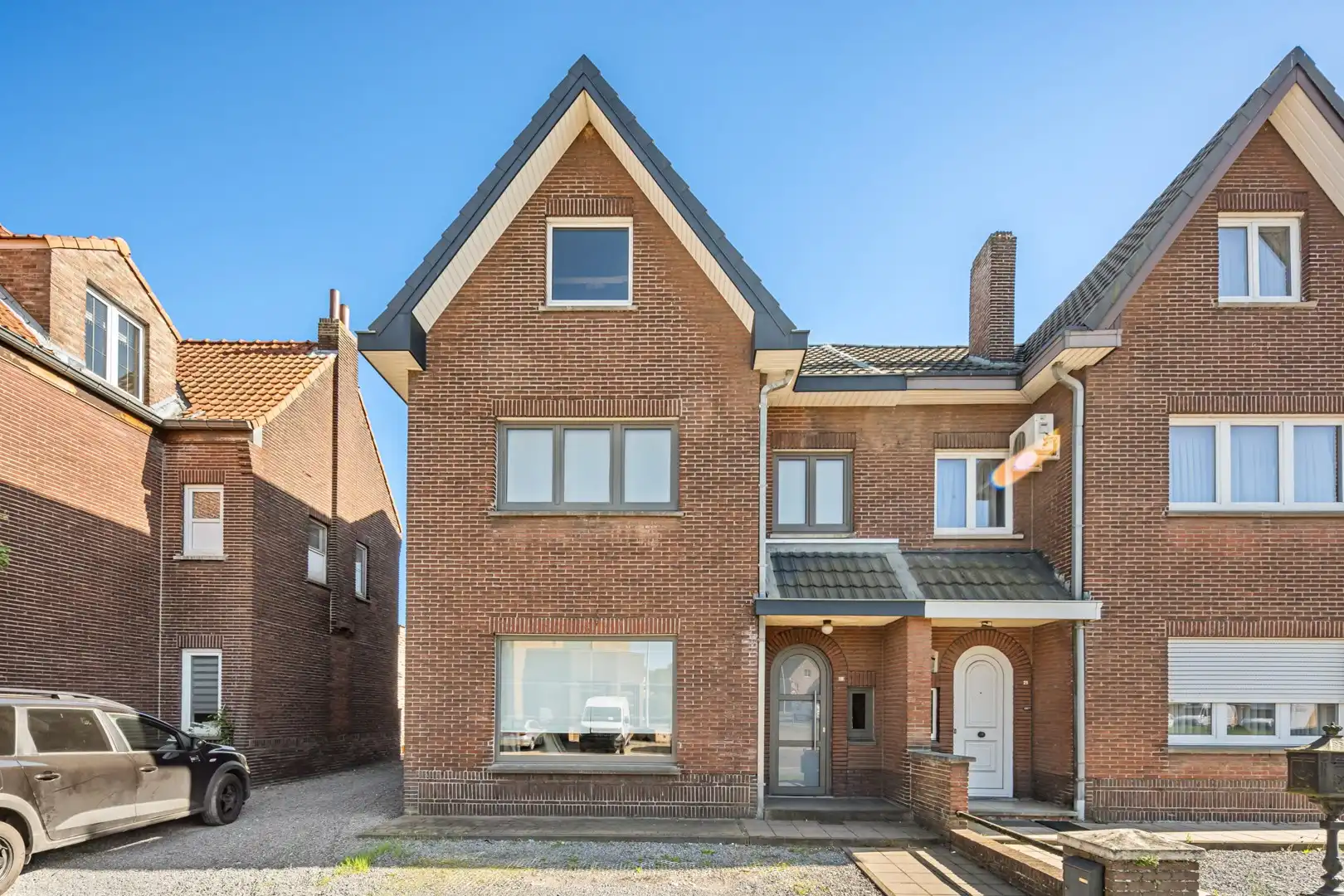 Hoofdfoto van de publicatie: Droomt u van een woning te koop met ruimte, een groot perceel en heel wat mogelijkheden? Dan is deze halfopen bebouwing op een perceel van 10 are 14 absoluut het ontdekken waard 🏡.