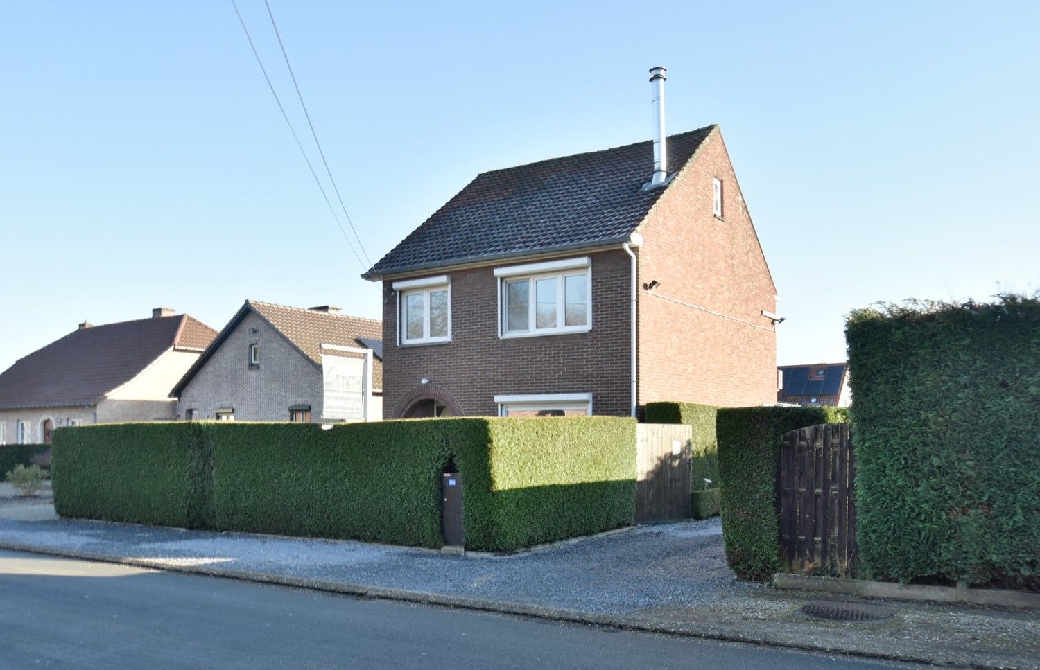 Hoofdfoto van de publicatie: Instapklare, gemoderniseerde woning met 3 slaapkamers met aangename tuinkamer/praktijkruimte, gelegen in het mooie Opgrimbie