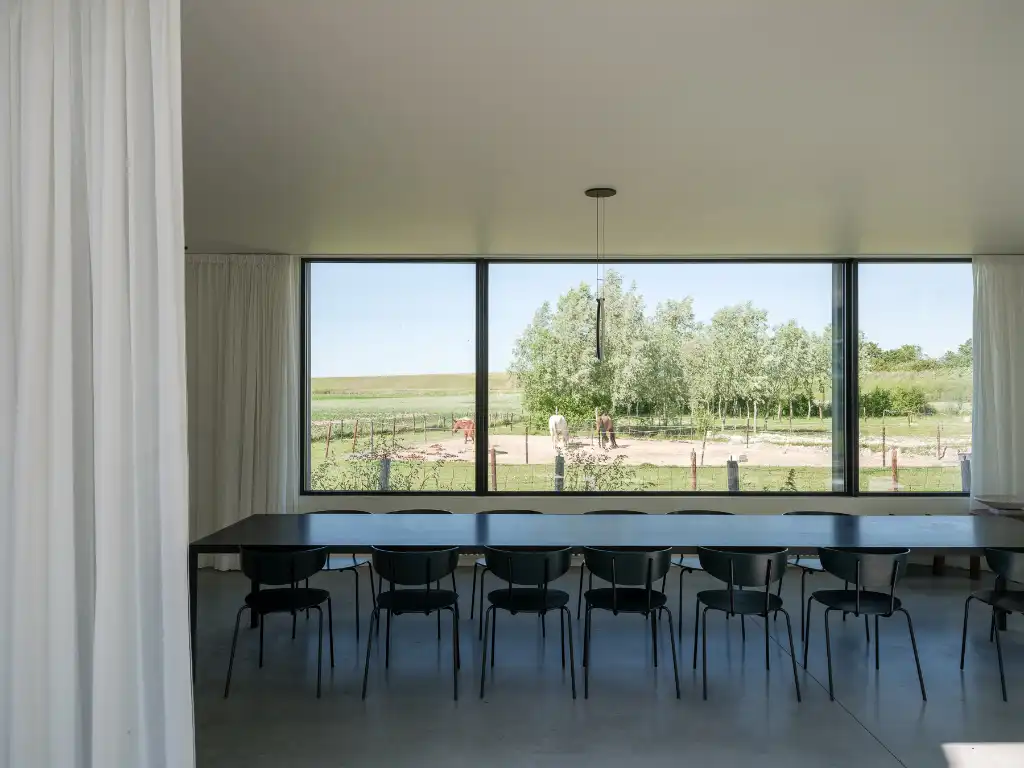 Breskens – Uitzonderlijke eigendom waar authenticiteit, karakter en strakke architectuur naadloos in elkaar samenvloeien op een exclusieve locatie tussen de velden en op een boogscheut van het strand. foto 14