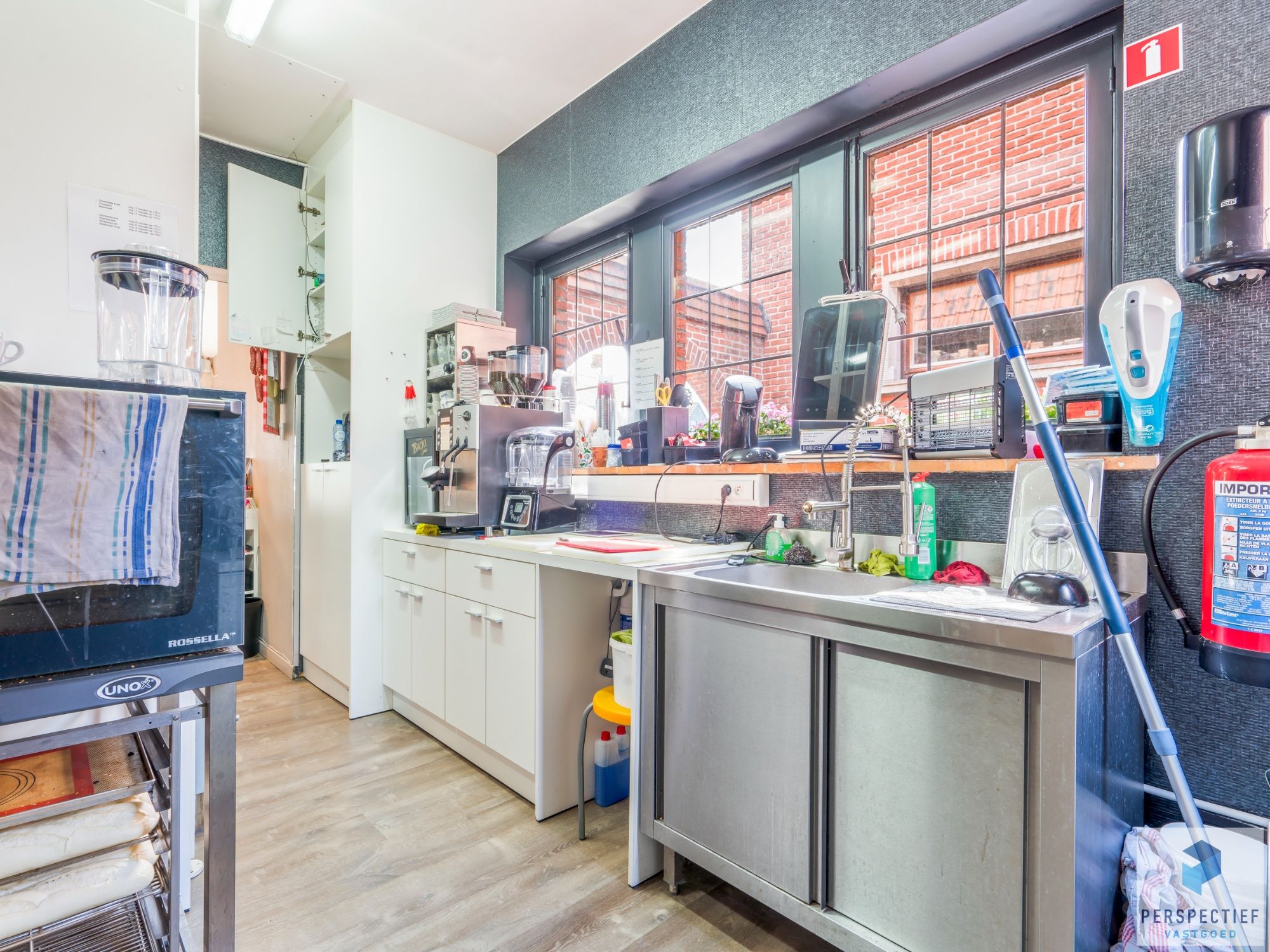 2 handelsruimtes + appartement met mogelijkheden op een strategische ligging te Roeselare foto 10